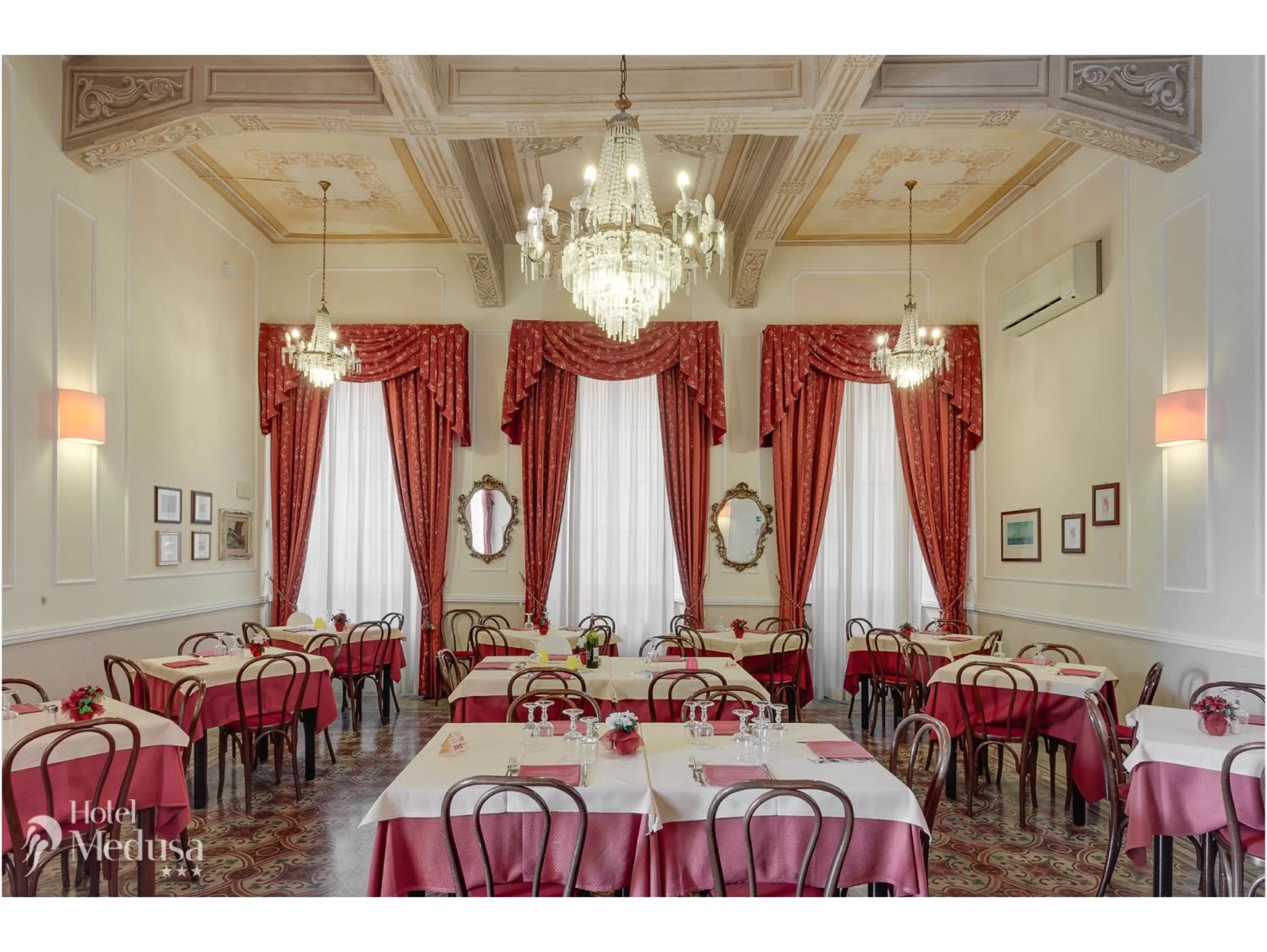 Restaurant/places to eat in Hotel Medusa
