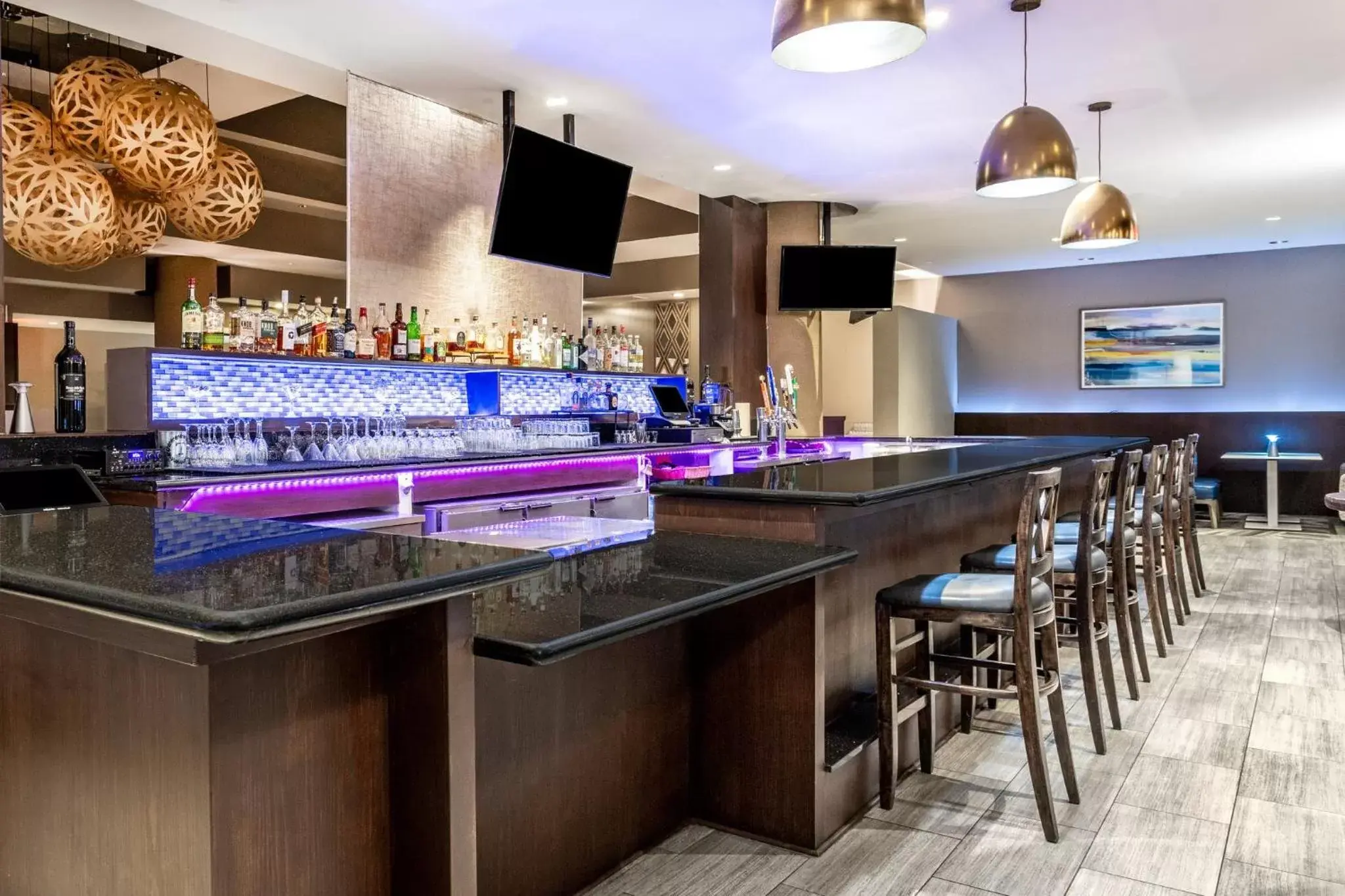 Lounge or bar, Kitchen/Kitchenette in Crowne Plaza Hotel Los Angeles Harbor, an IHG Hotel