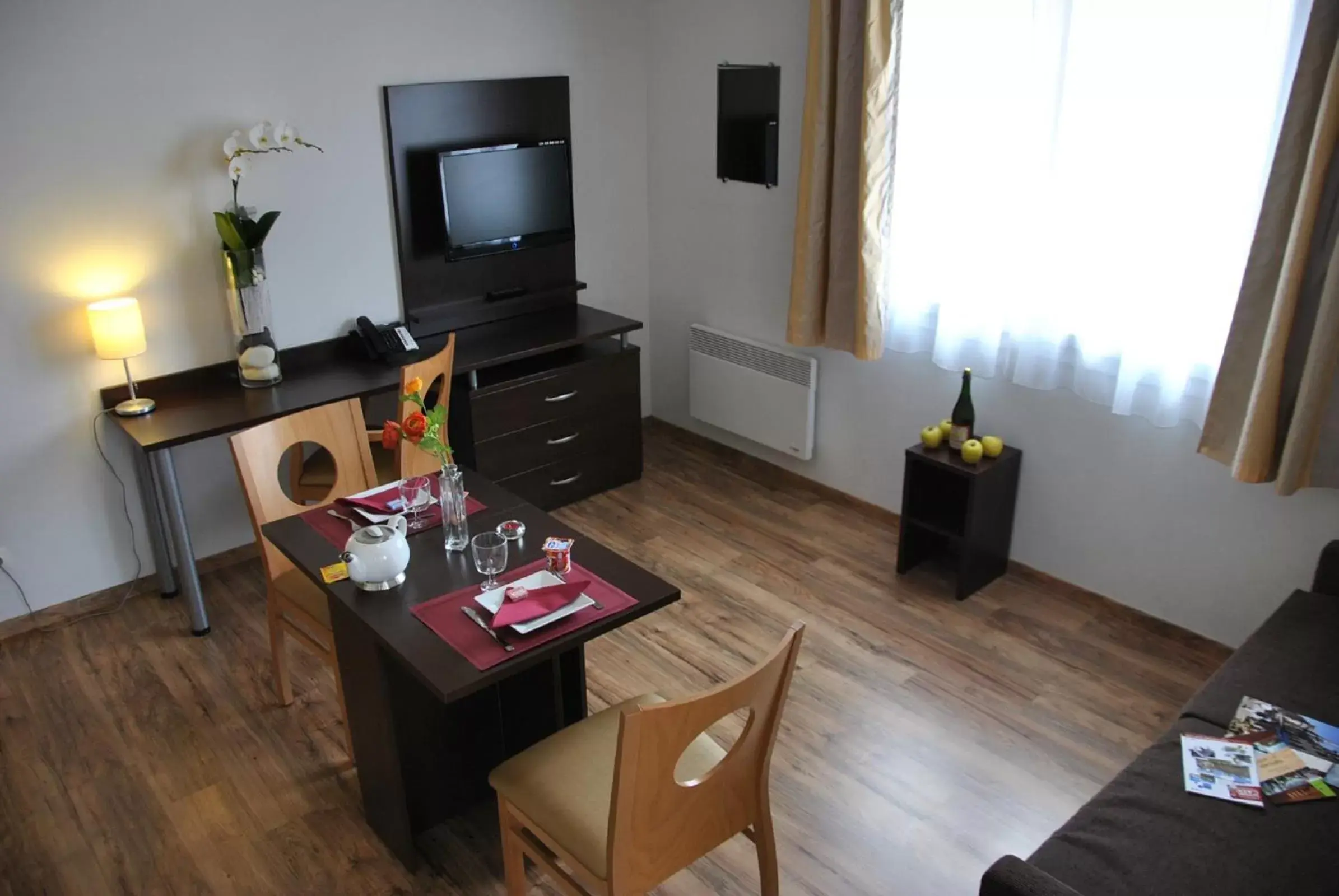 Kitchen or kitchenette, TV/Entertainment Center in Séjours & Affaires Caen Le Clos Beaumois