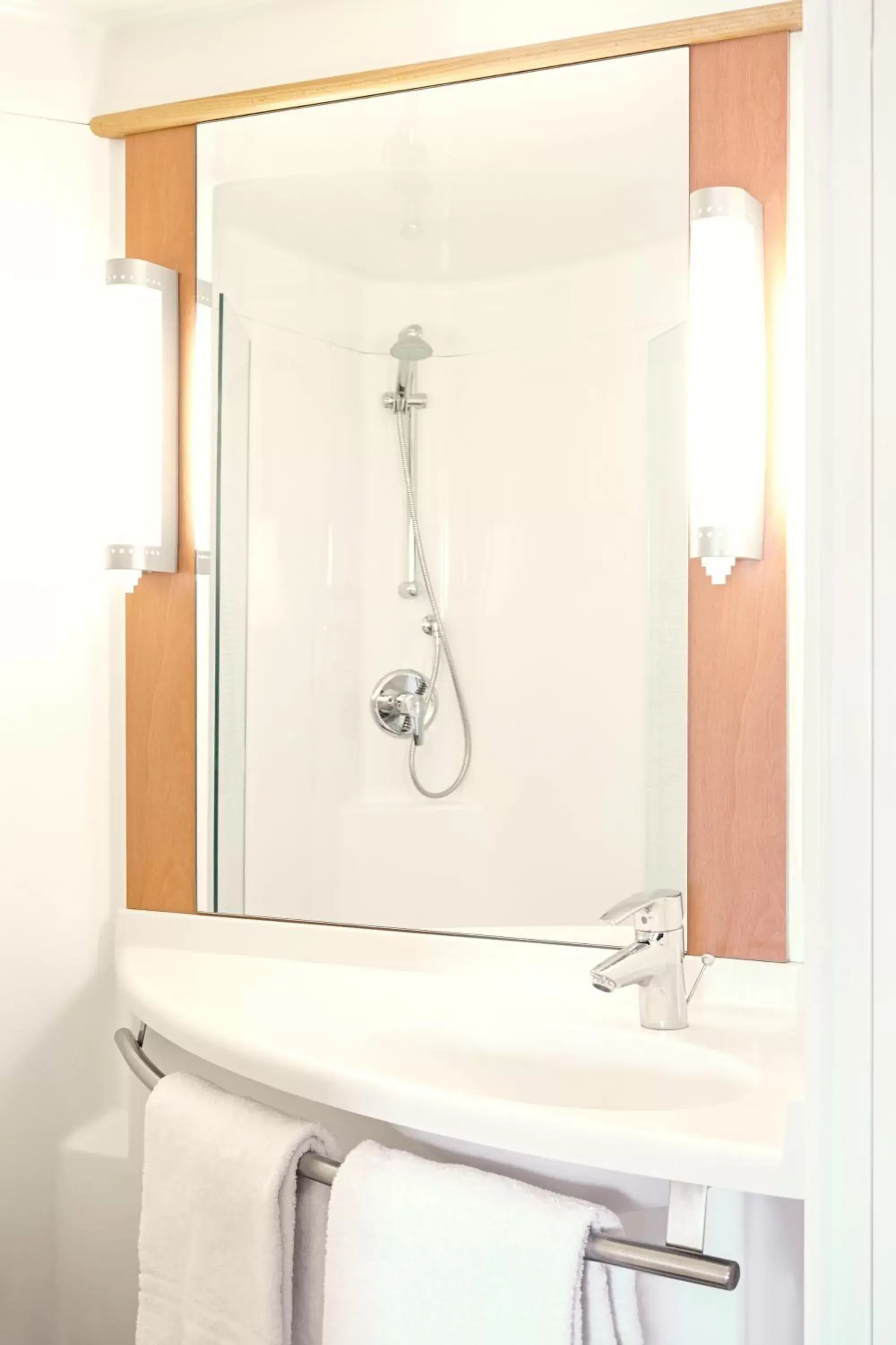 Bathroom in ibis Birmingham International Airport – NEC