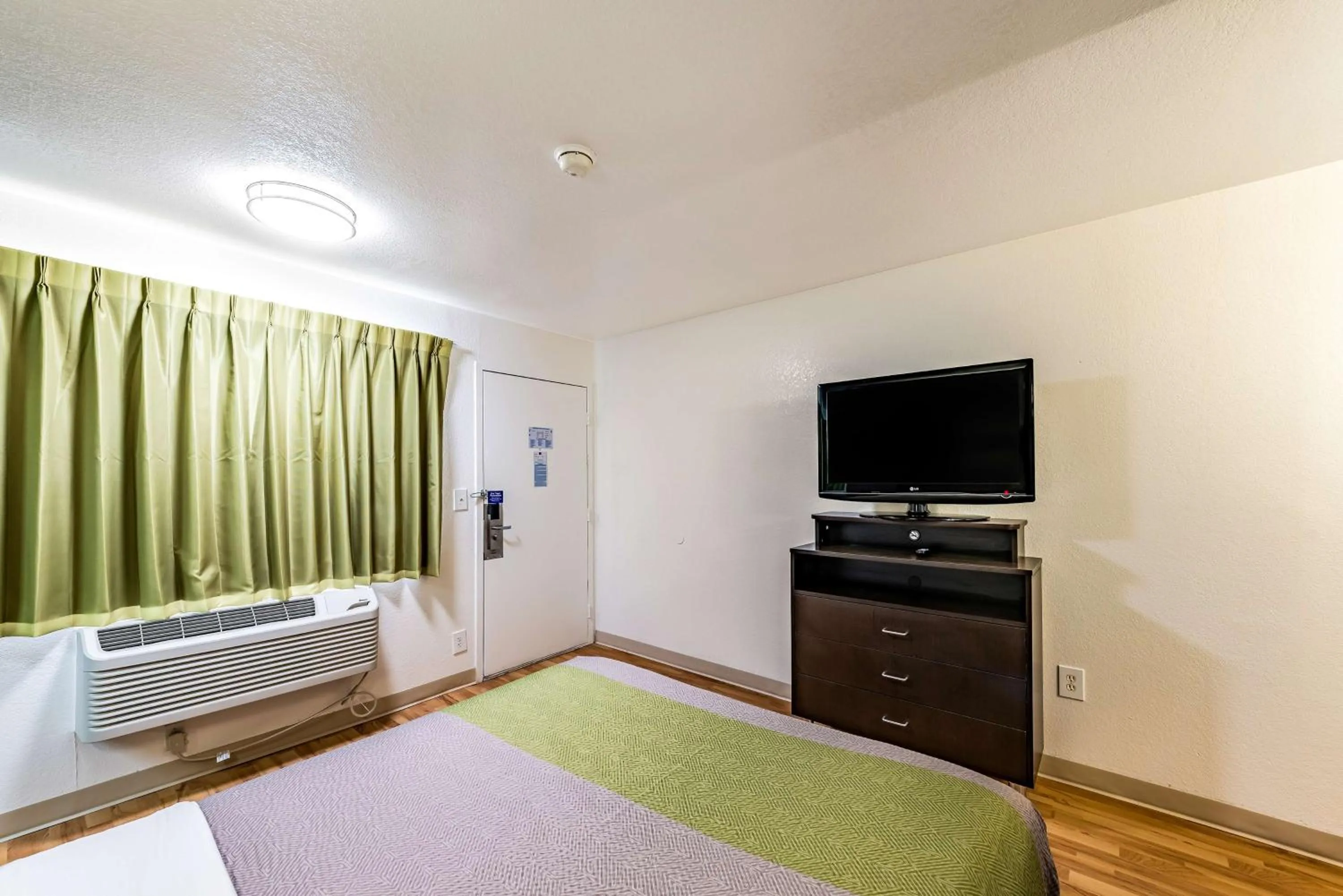 Photo of the whole room, Bed in Studio 6-Monroe, LA - Hwy 165