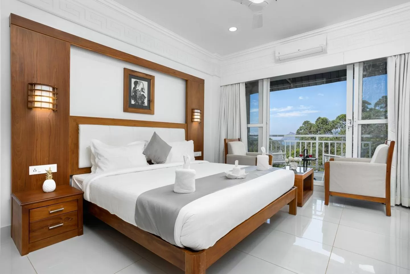 Bed in HOTEL WHITE HOUSE, Munnar