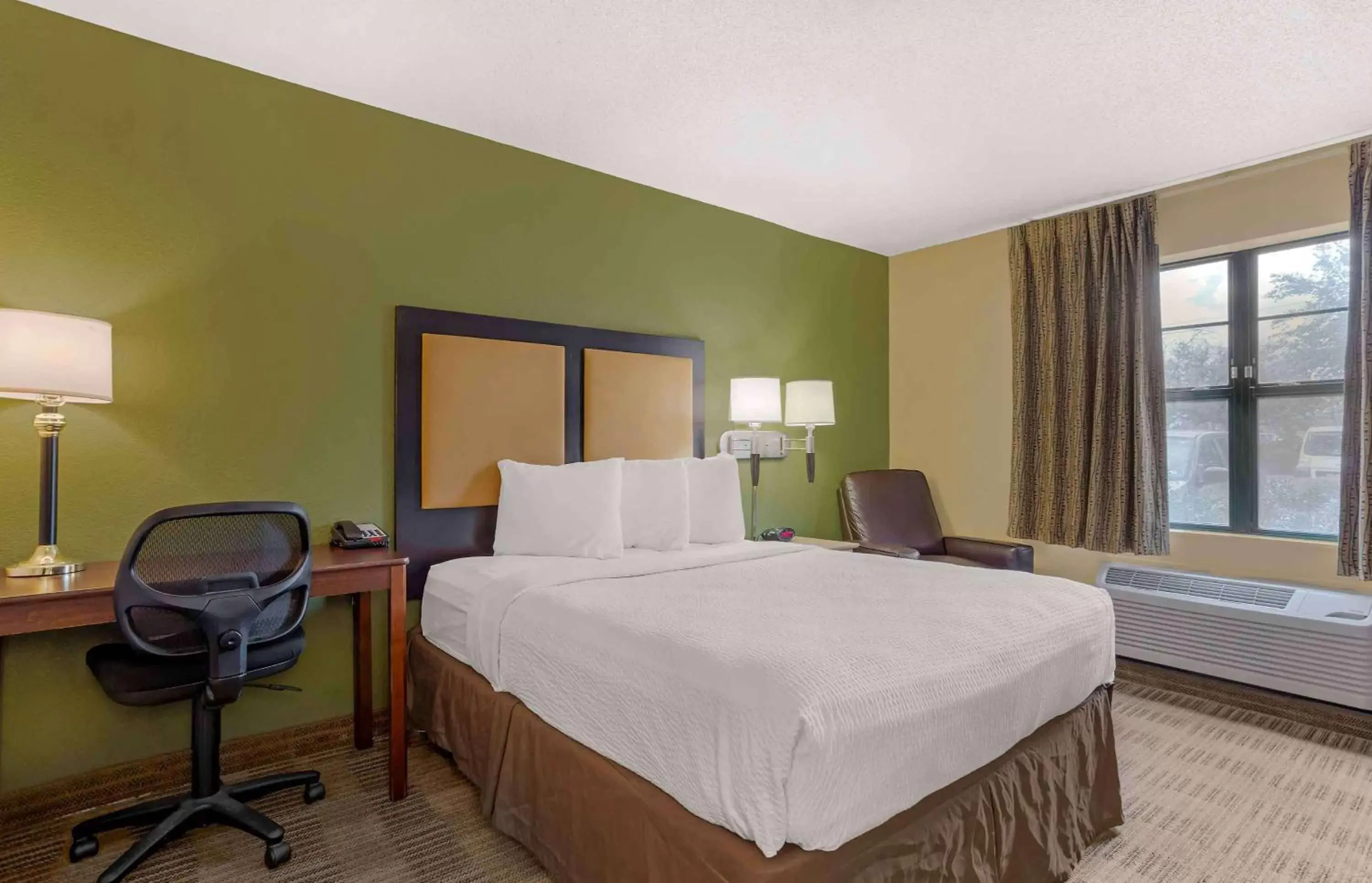 Bedroom, Bed in Extended Stay America Suites - Houston - Med Ctr - Greenway Plaza