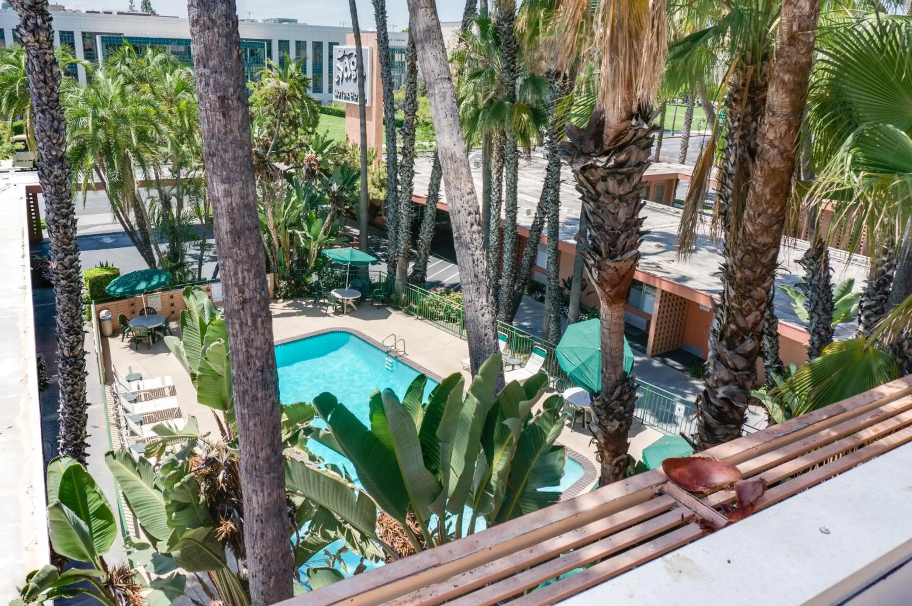 Facade/entrance, Pool View in Saga Motor Hotel Pasadena