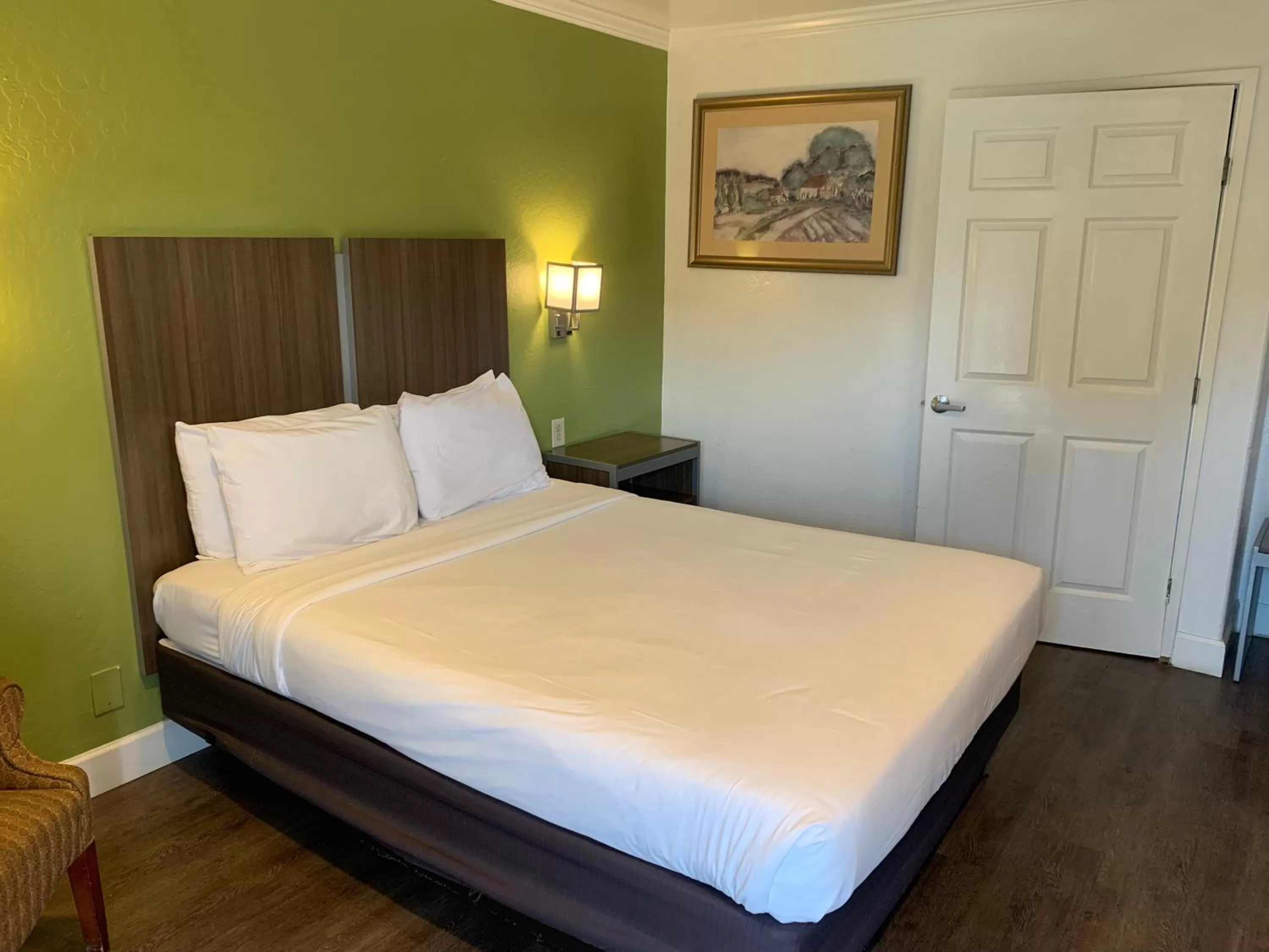 Bedroom, Bed in Gilroy Inn