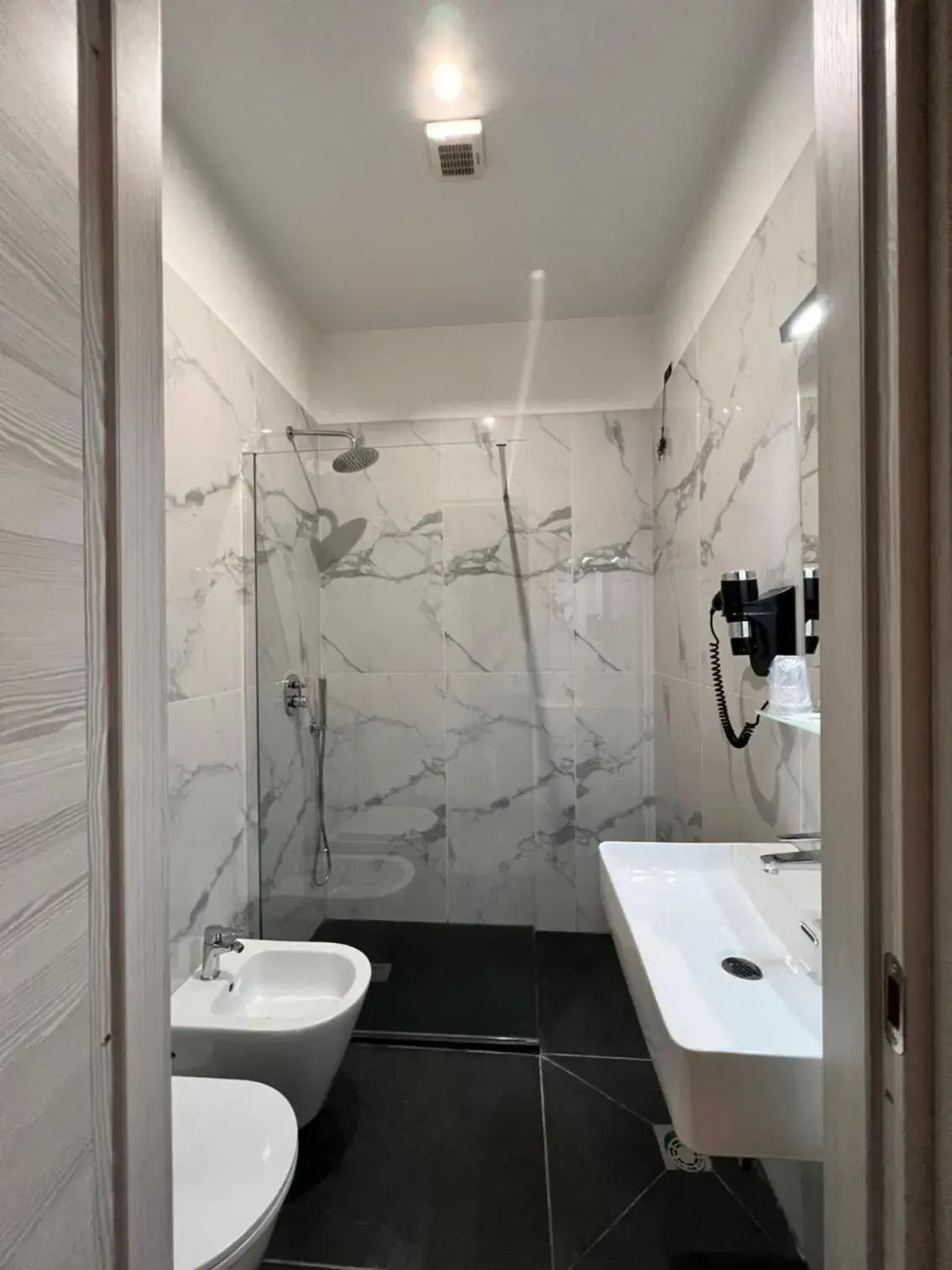 Shower, Bathroom in Hotel Sara