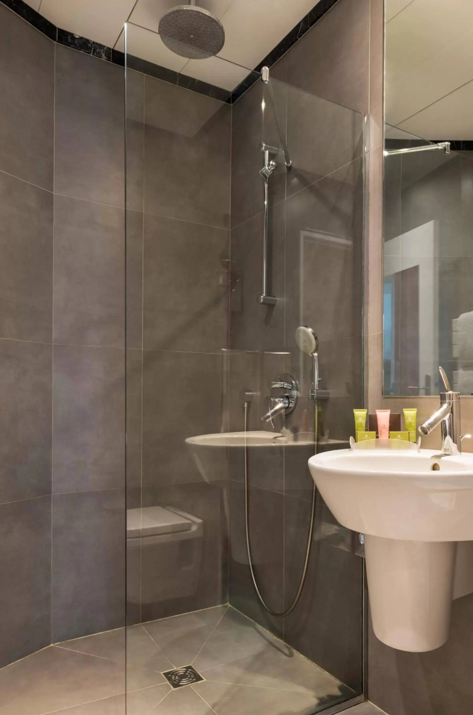 Shower, Bathroom in Hôtel Albe Saint Michel