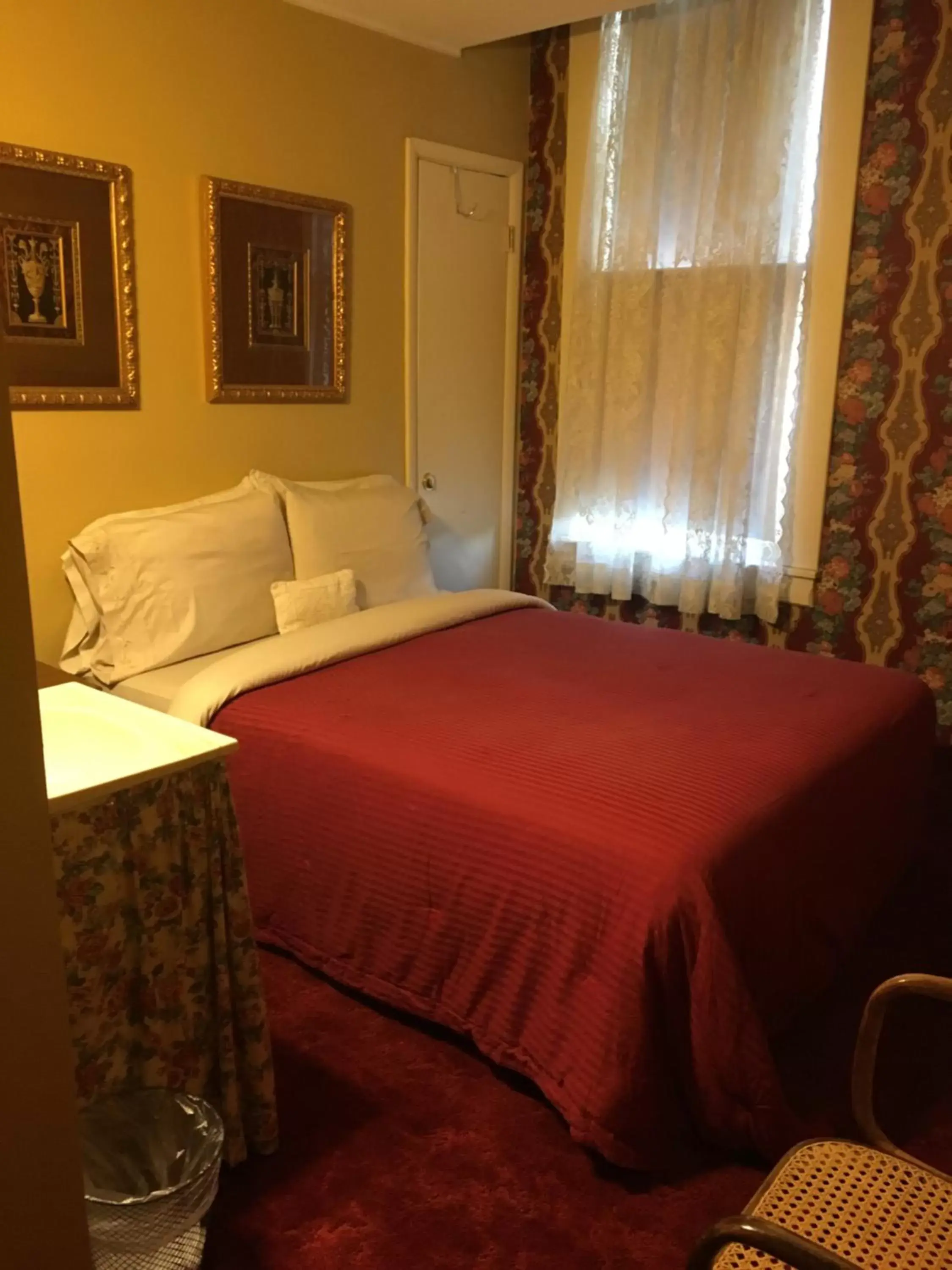 Bed in The Courtland Hotel & Spa