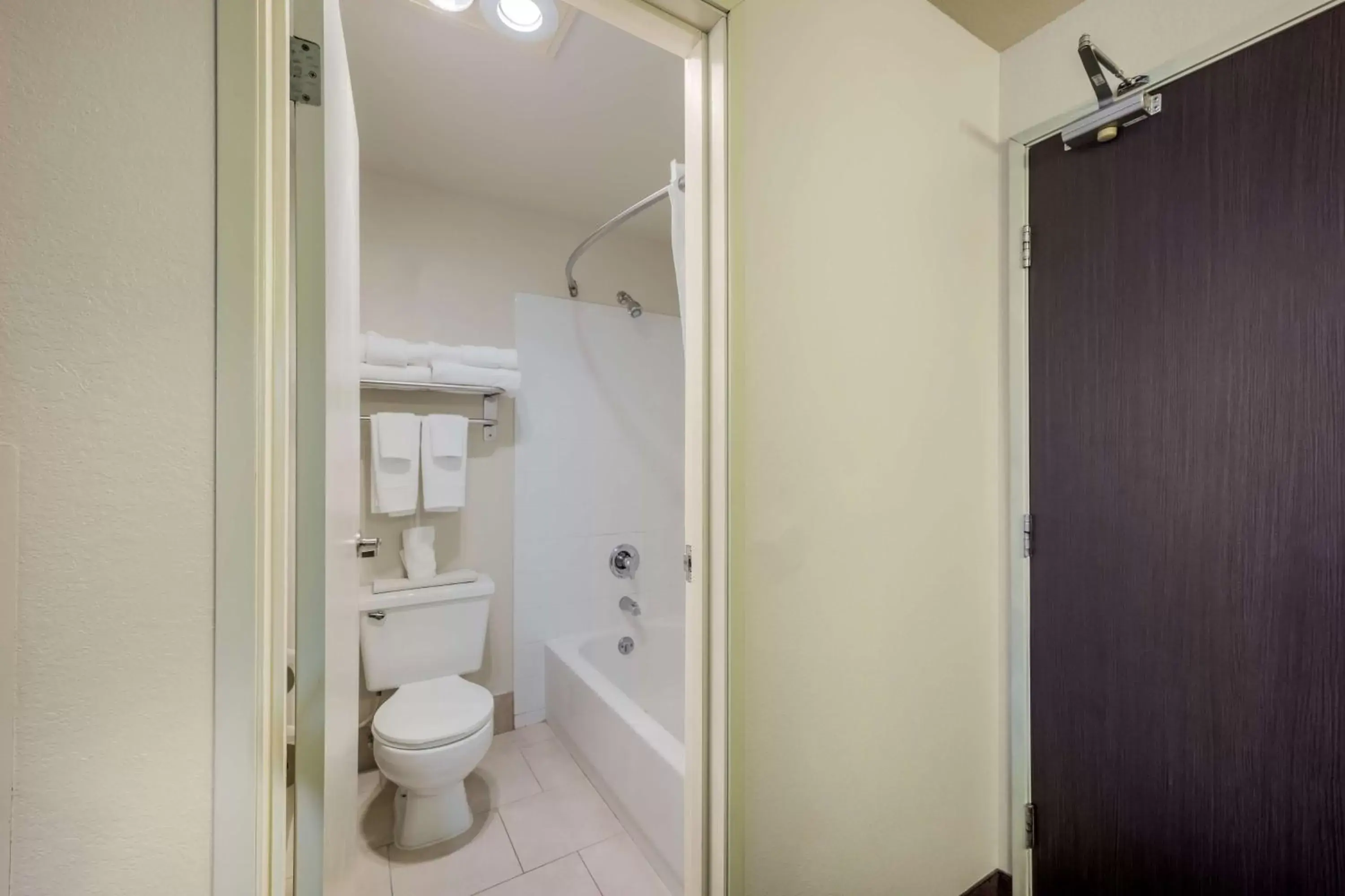 Bedroom, Bathroom in Best Western Alderwood