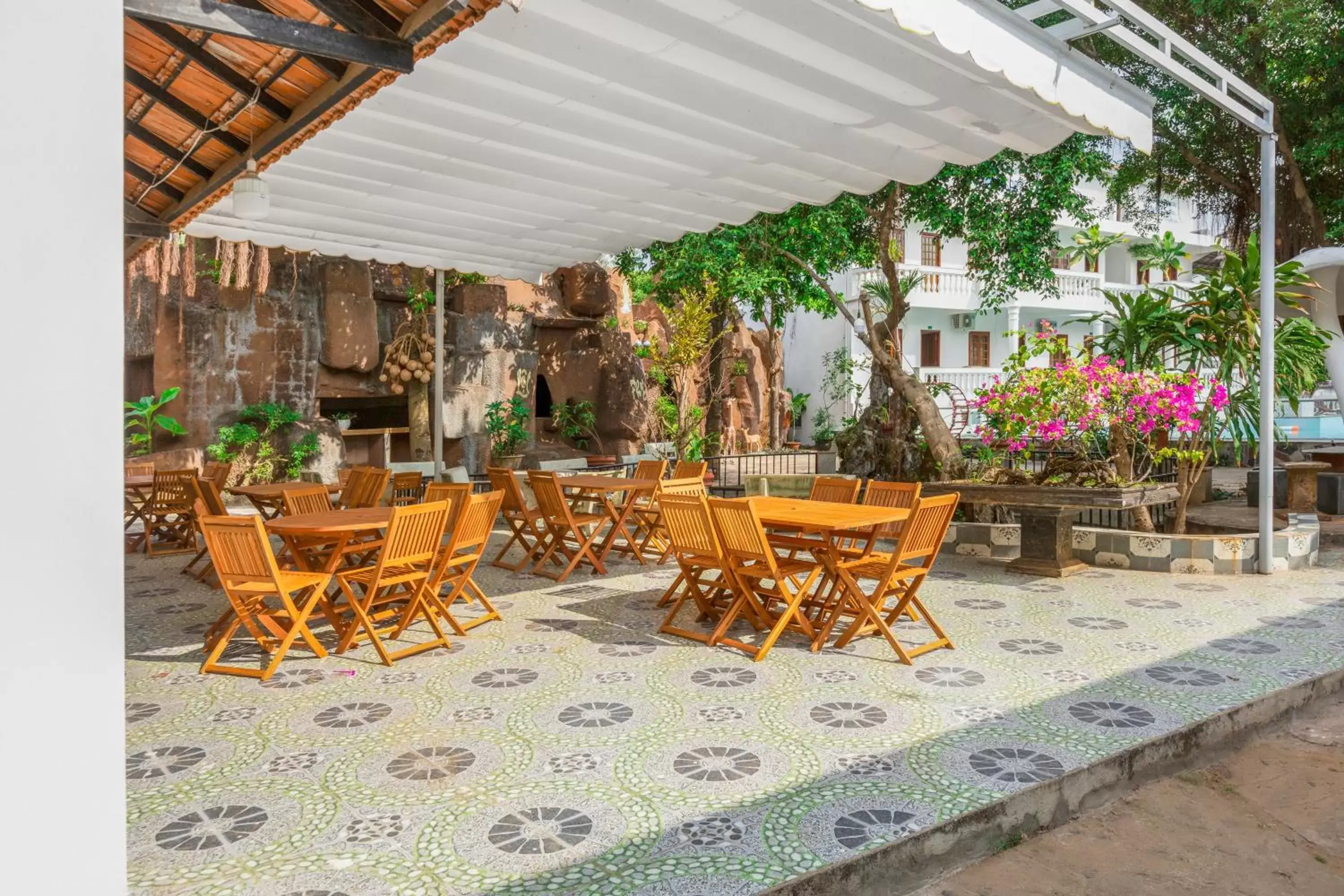 Restaurant/places to eat in Caroline Resort Restaurant/places to eat in Caroline Resort