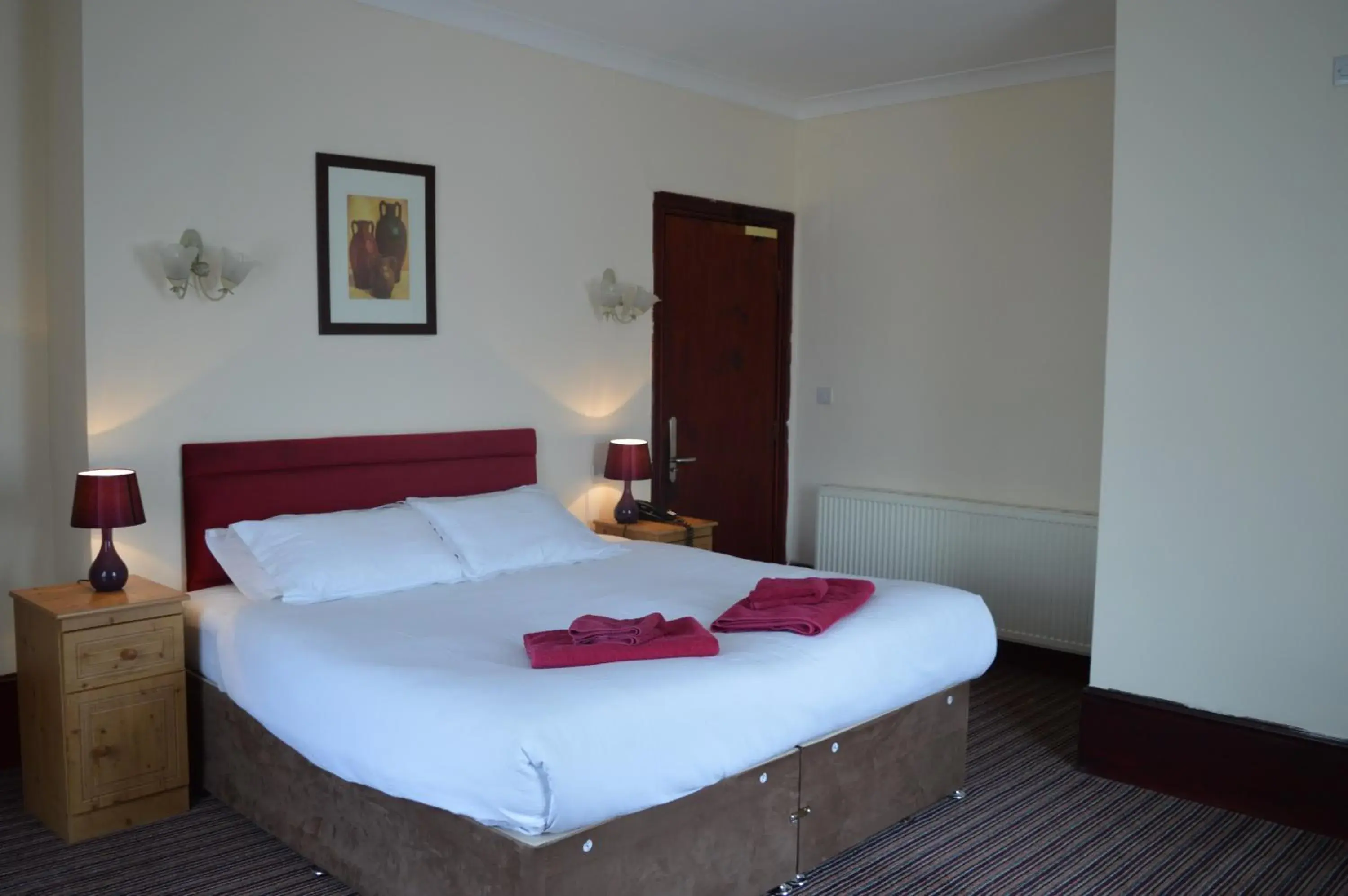 Bedroom, Bed in Globe Hotel