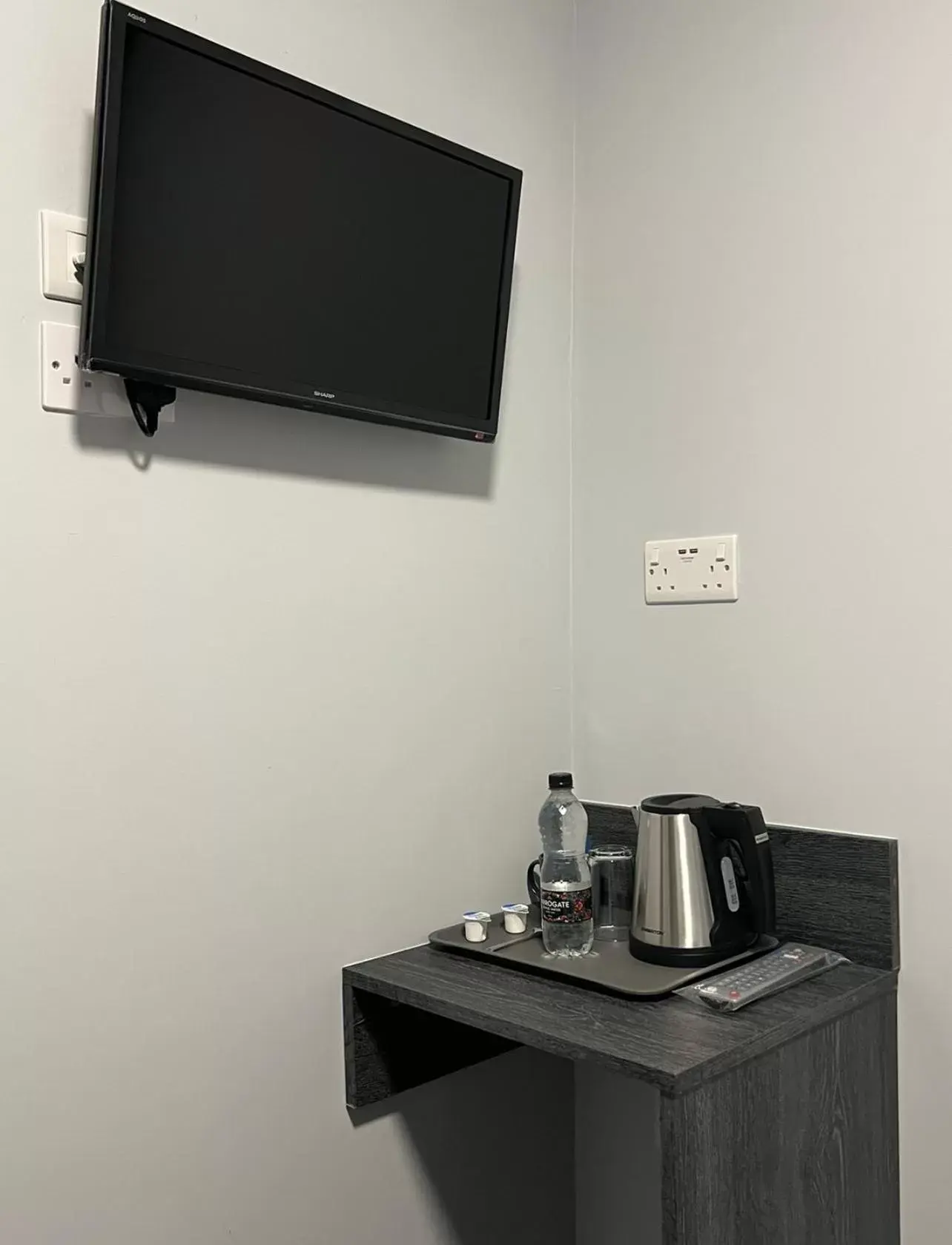 Coffee/tea facilities, TV/Entertainment Center in Blue Sapphire Hotel