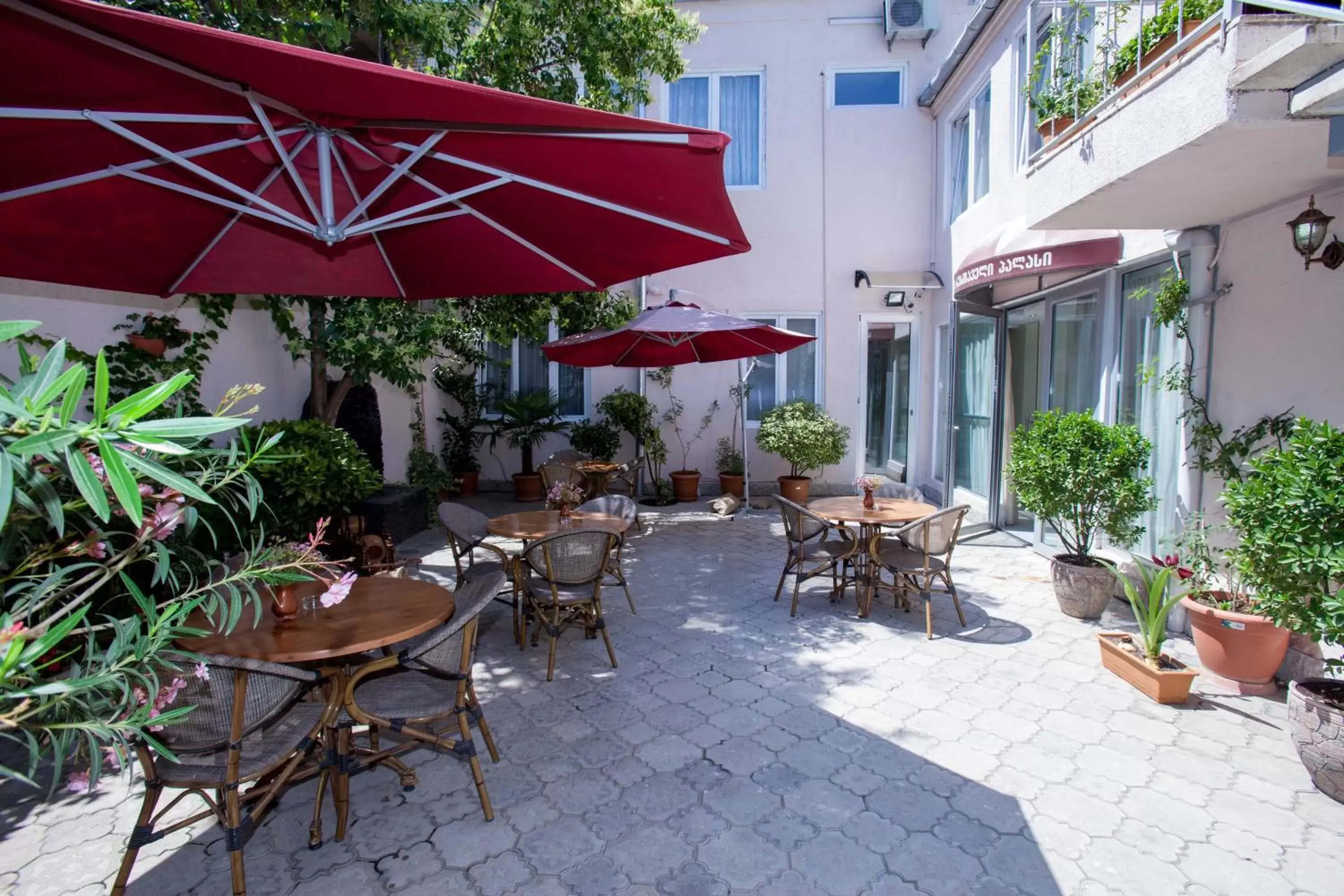 Garden, Restaurant/Places to Eat in Rustaveli Palace