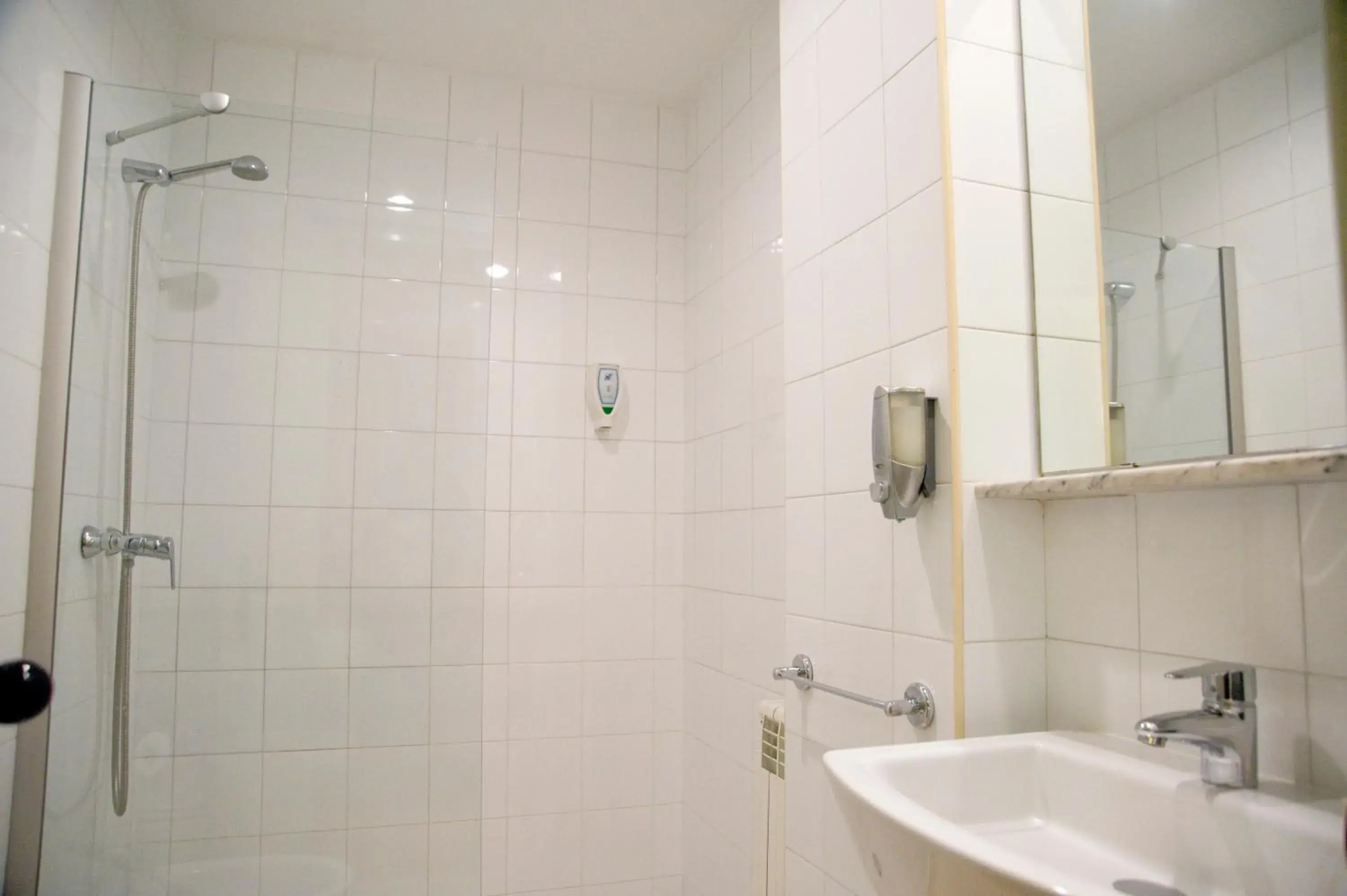 Shower, Bathroom in Hotel Balaguer