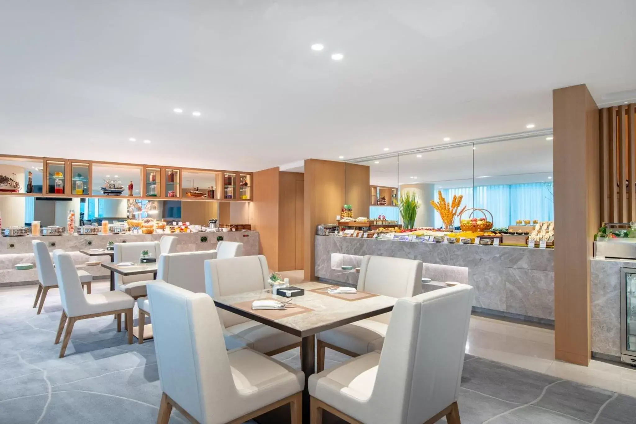 Lounge or bar, Restaurant/Places to Eat in Crowne Plaza Zhuhai City Center, an IHG Hotel