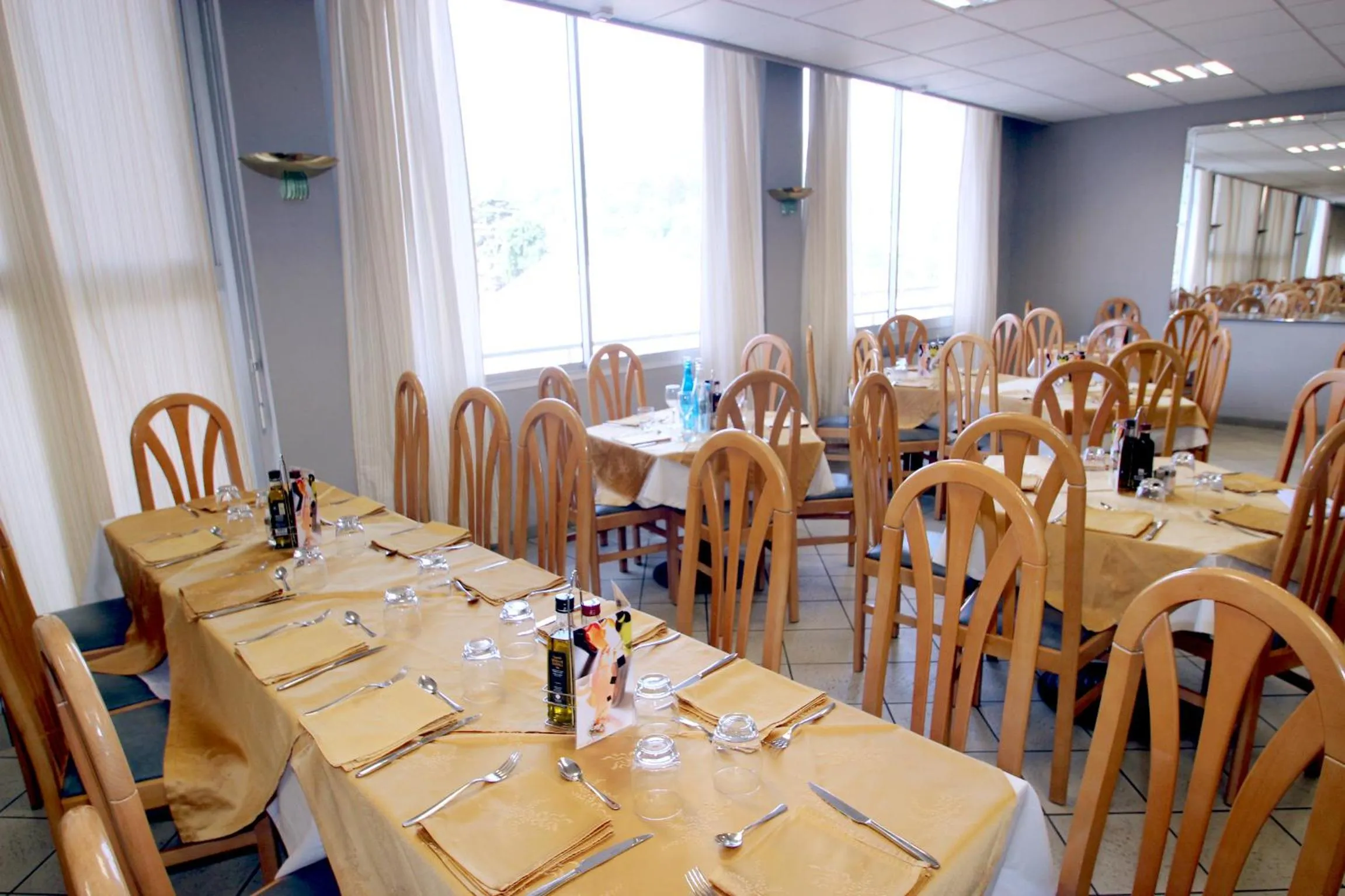 Restaurant/places to eat in Hôtel La Source