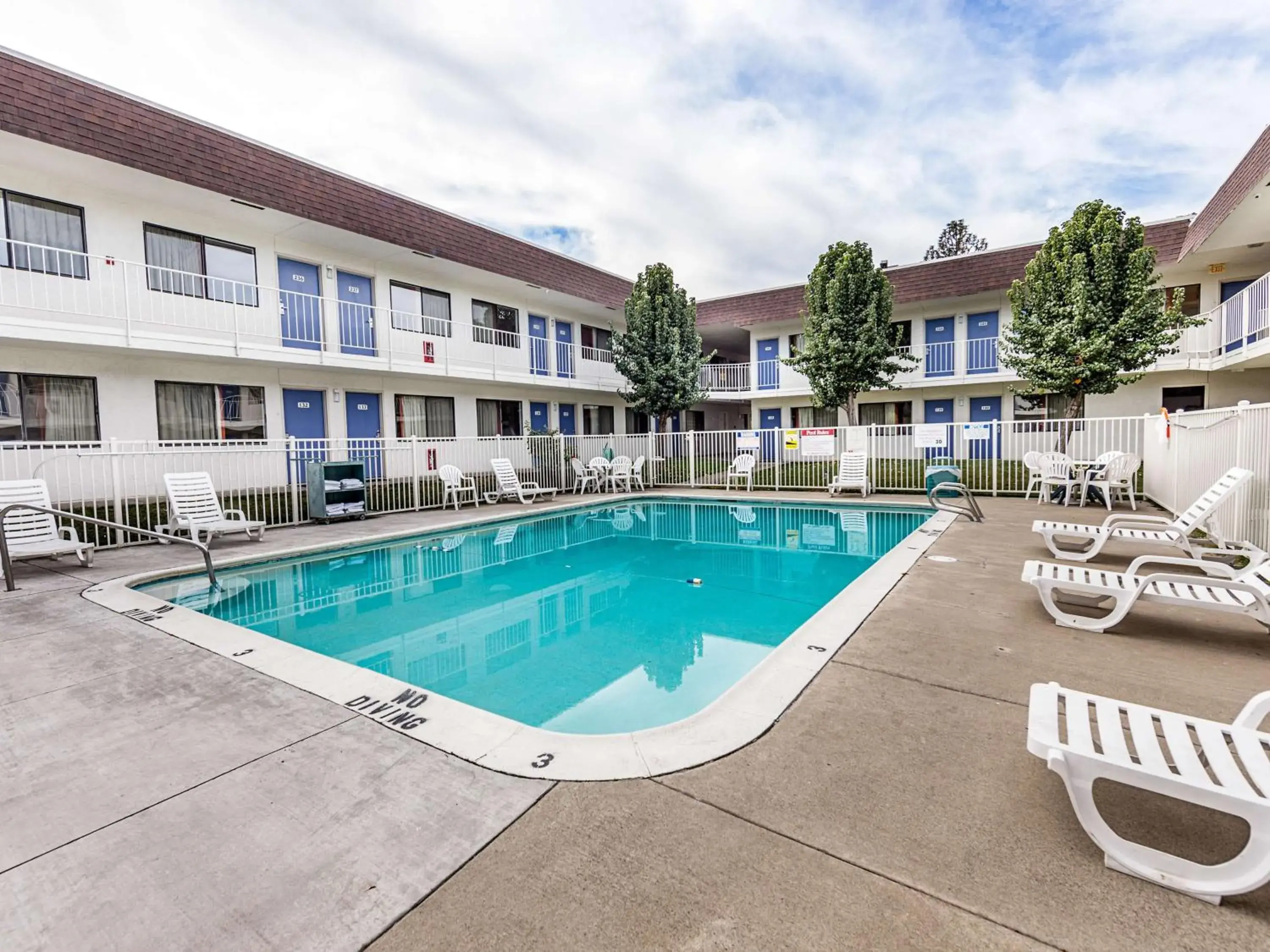 Day, Swimming Pool in Motel 6-Yreka, CA