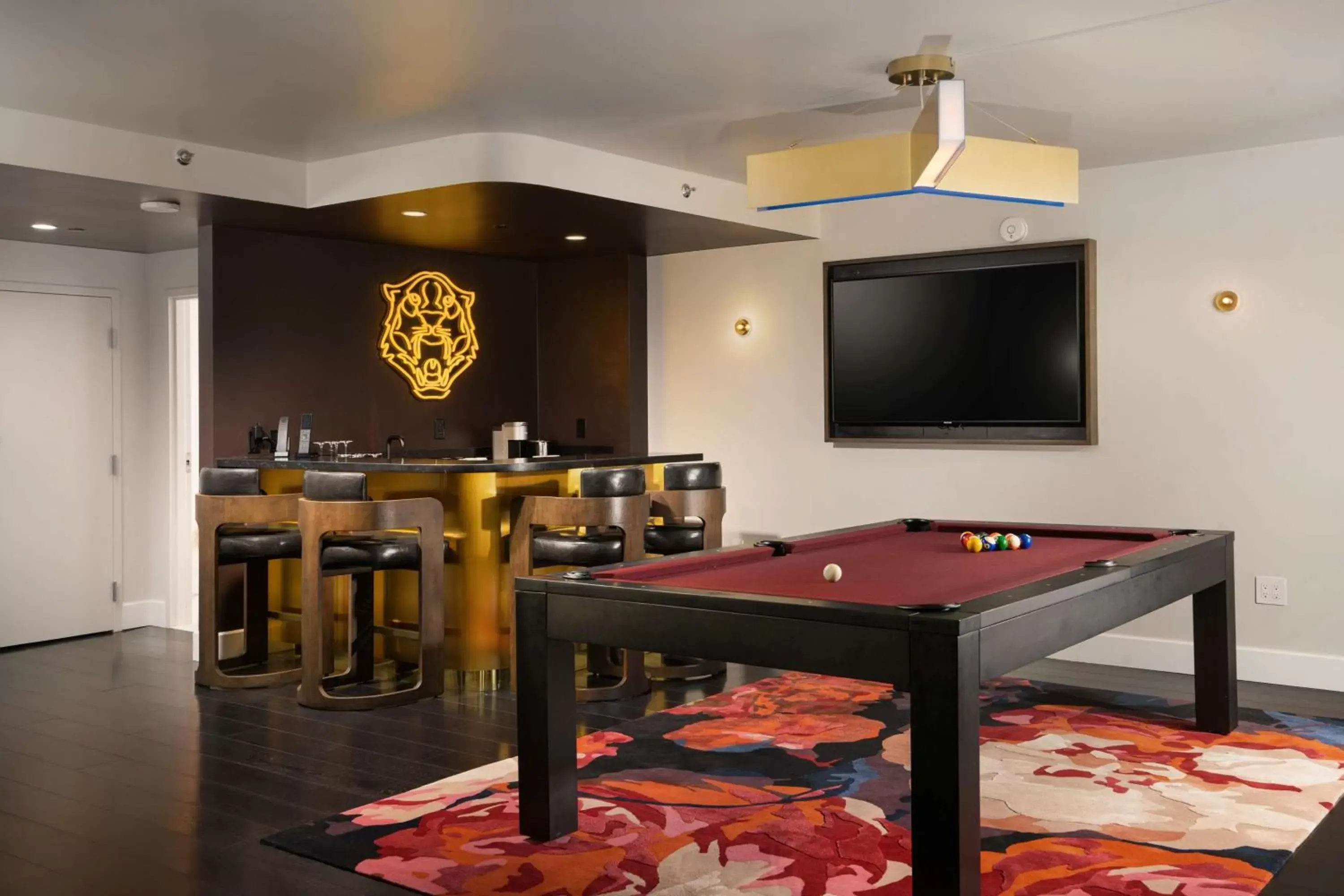 Lounge or bar in Virgin Hotels Las Vegas, Curio Collection by Hilton