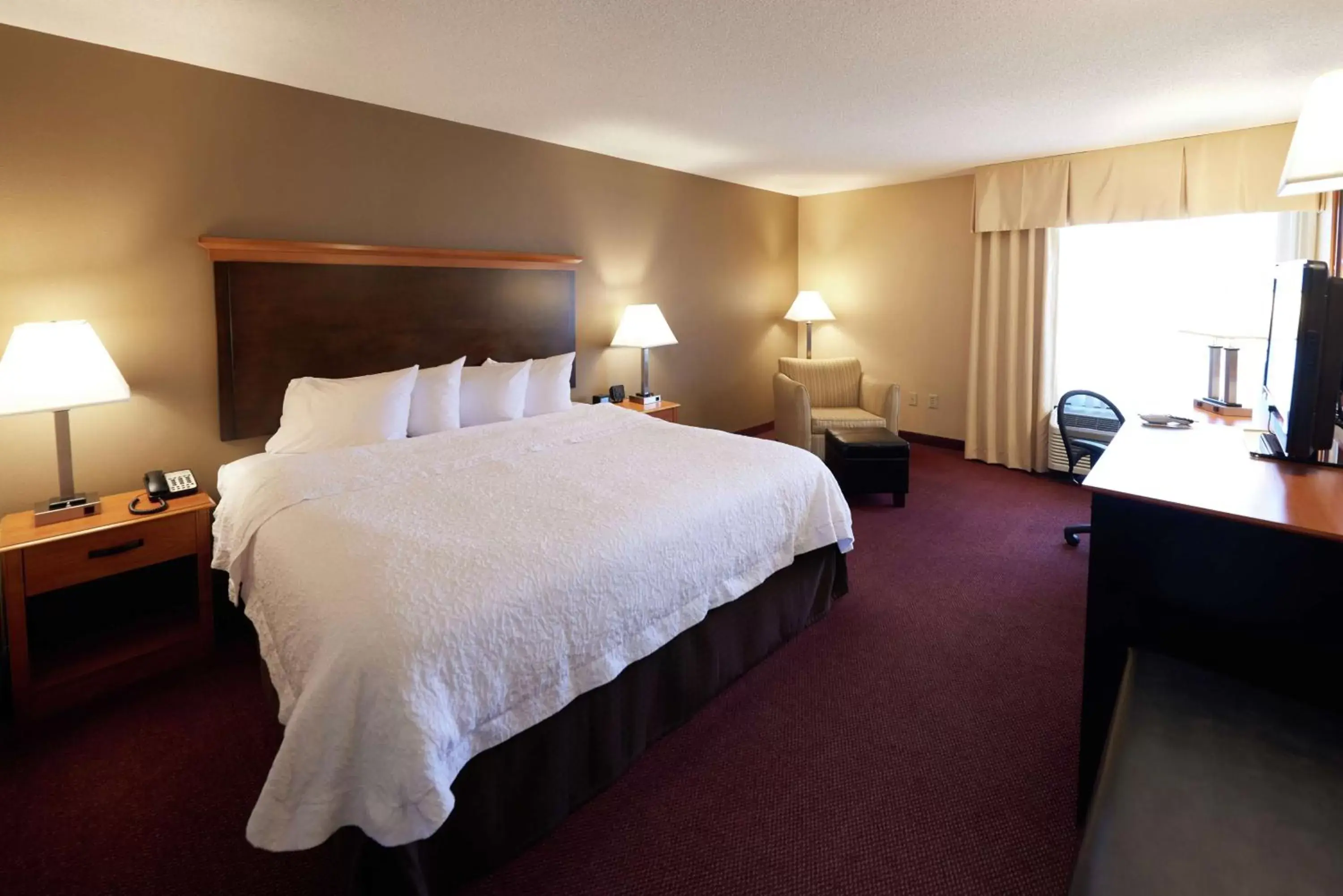 Bedroom, Bed in Hampton Inn Massillon