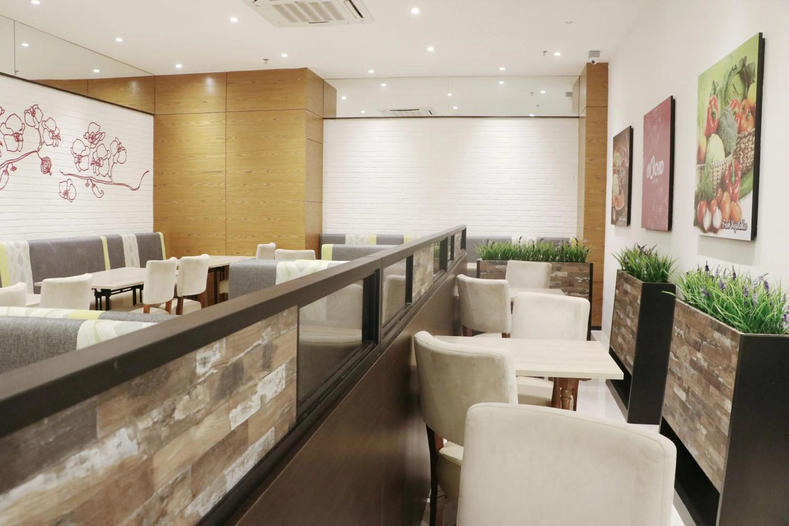 Dining area in Pacific Express Hotel Chinatown