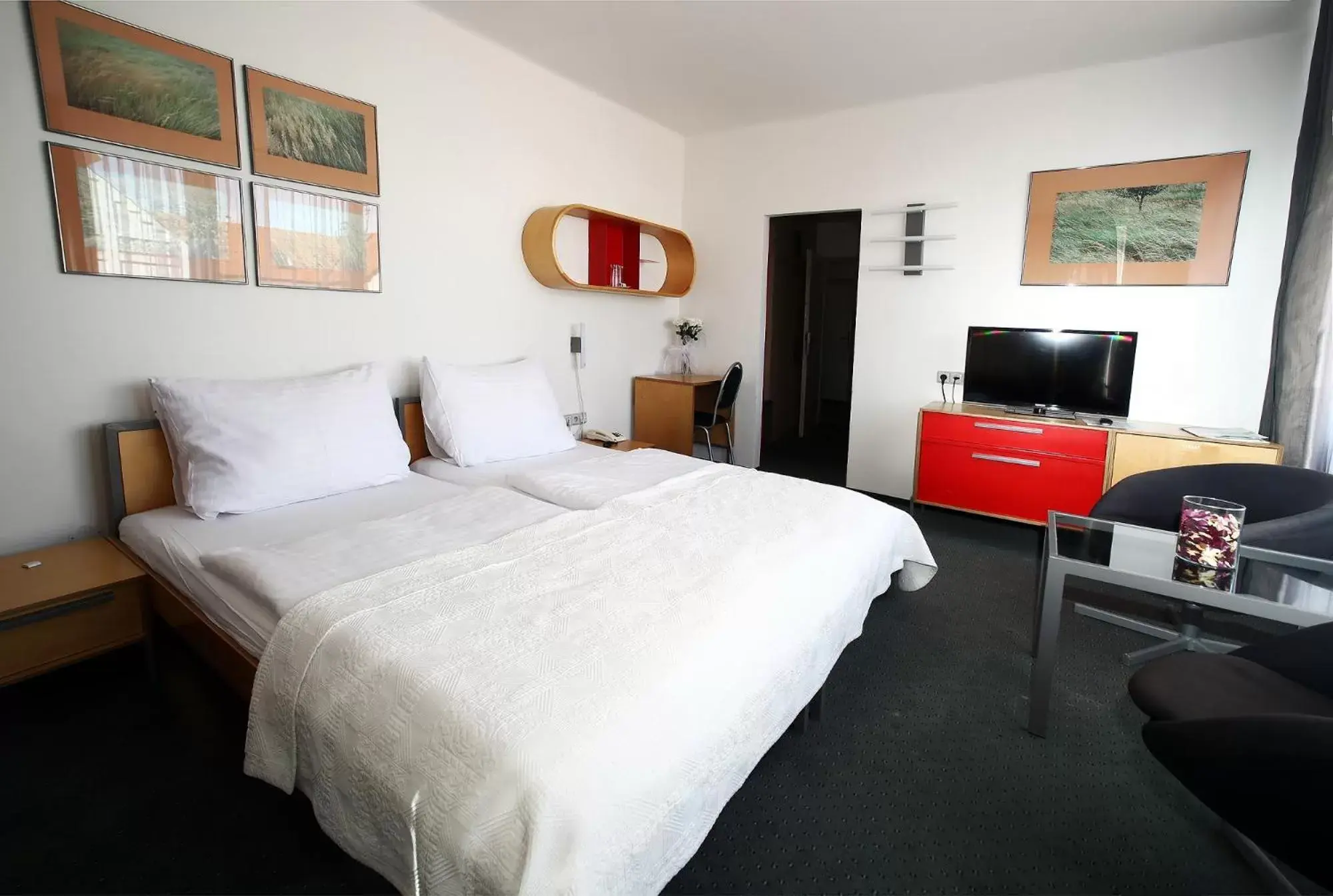 Budget Double or Twin Room in Hotel Central Budget Double or Twin Room in Hotel Central