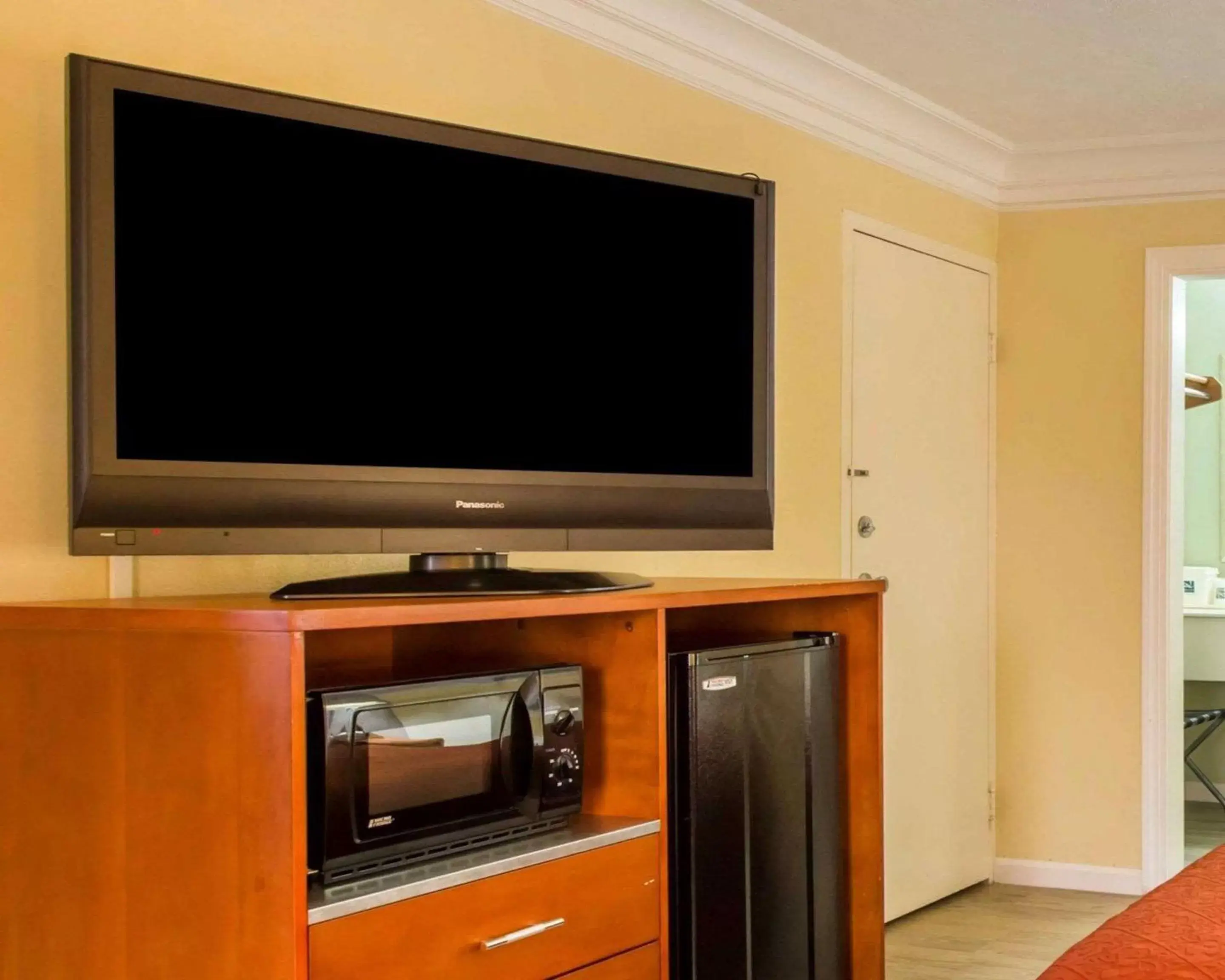 Photo of the whole room, TV/Entertainment Center in Quality Inn Dalton