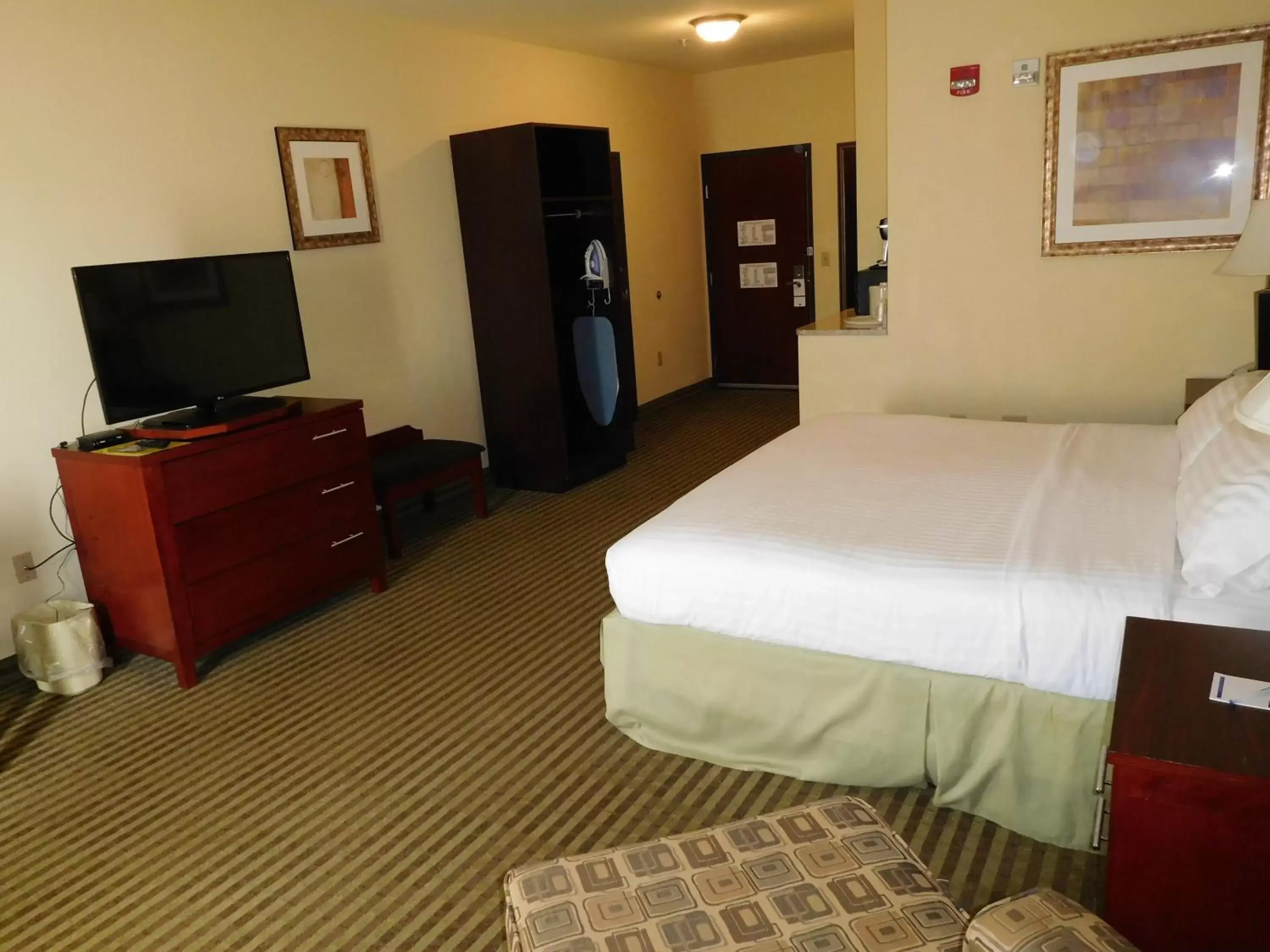 Photo of the whole room, Bed in Holiday Inn Express Ponca City, an IHG Hotel