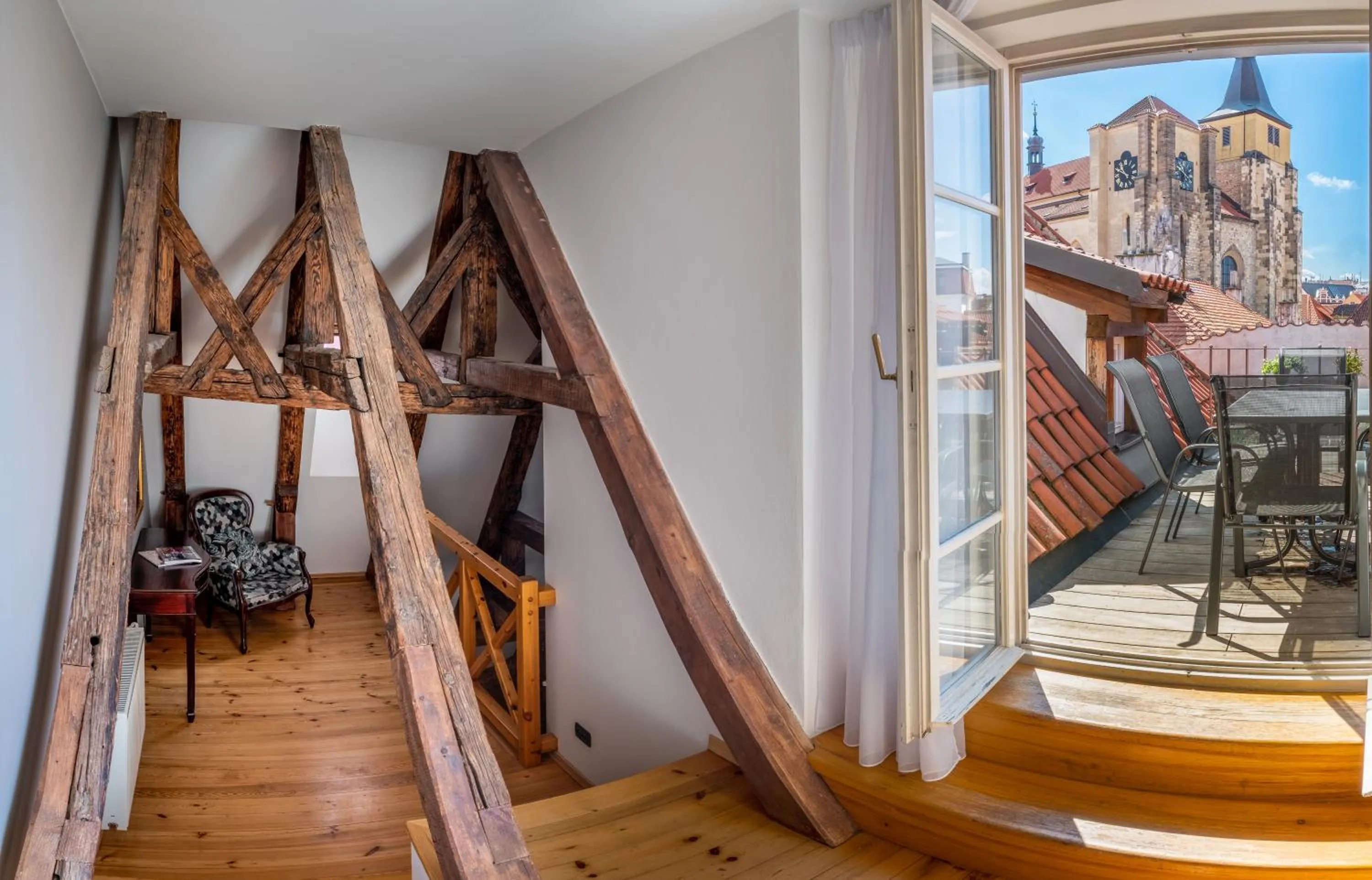 Balcony/Terrace in Chateau 9 Apartments by Adrez