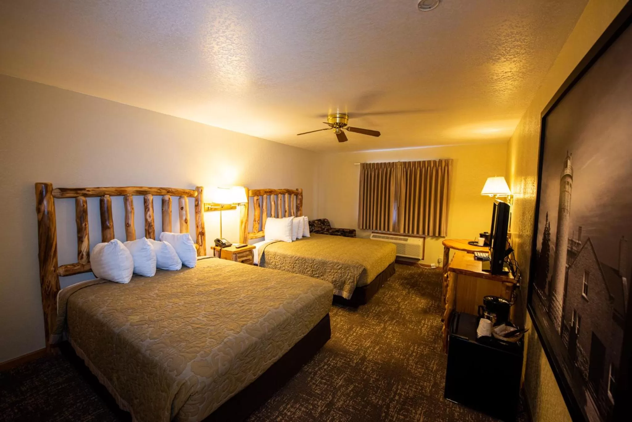 Bed in Super 8 by Wyndham Bridgeview of Mackinaw City