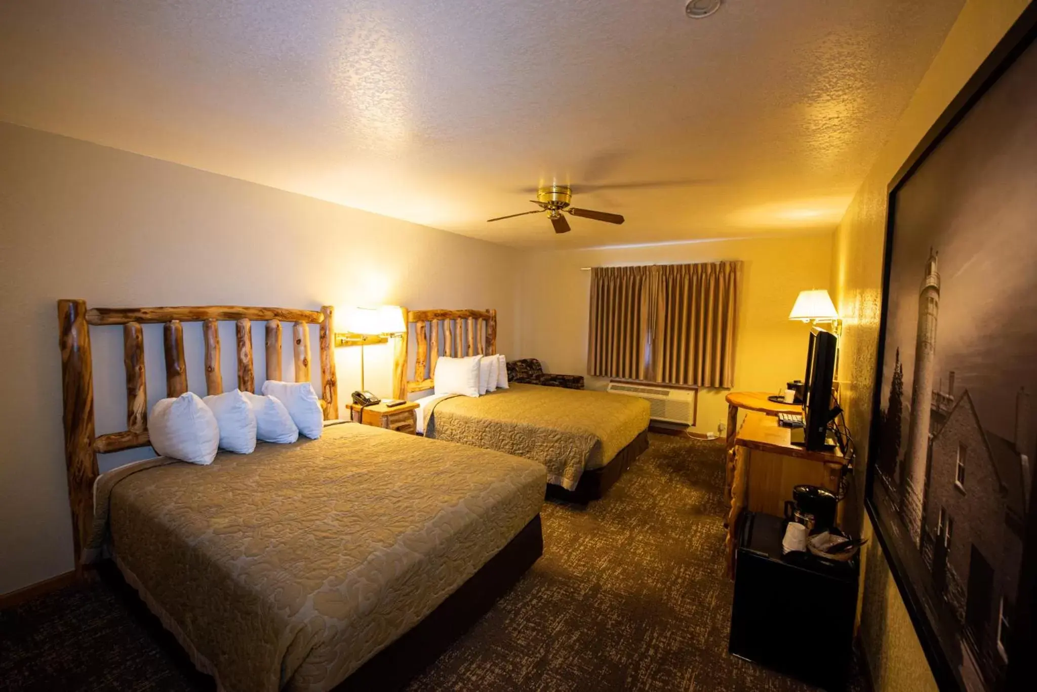 Bed in Super 8 by Wyndham Bridgeview of Mackinaw City