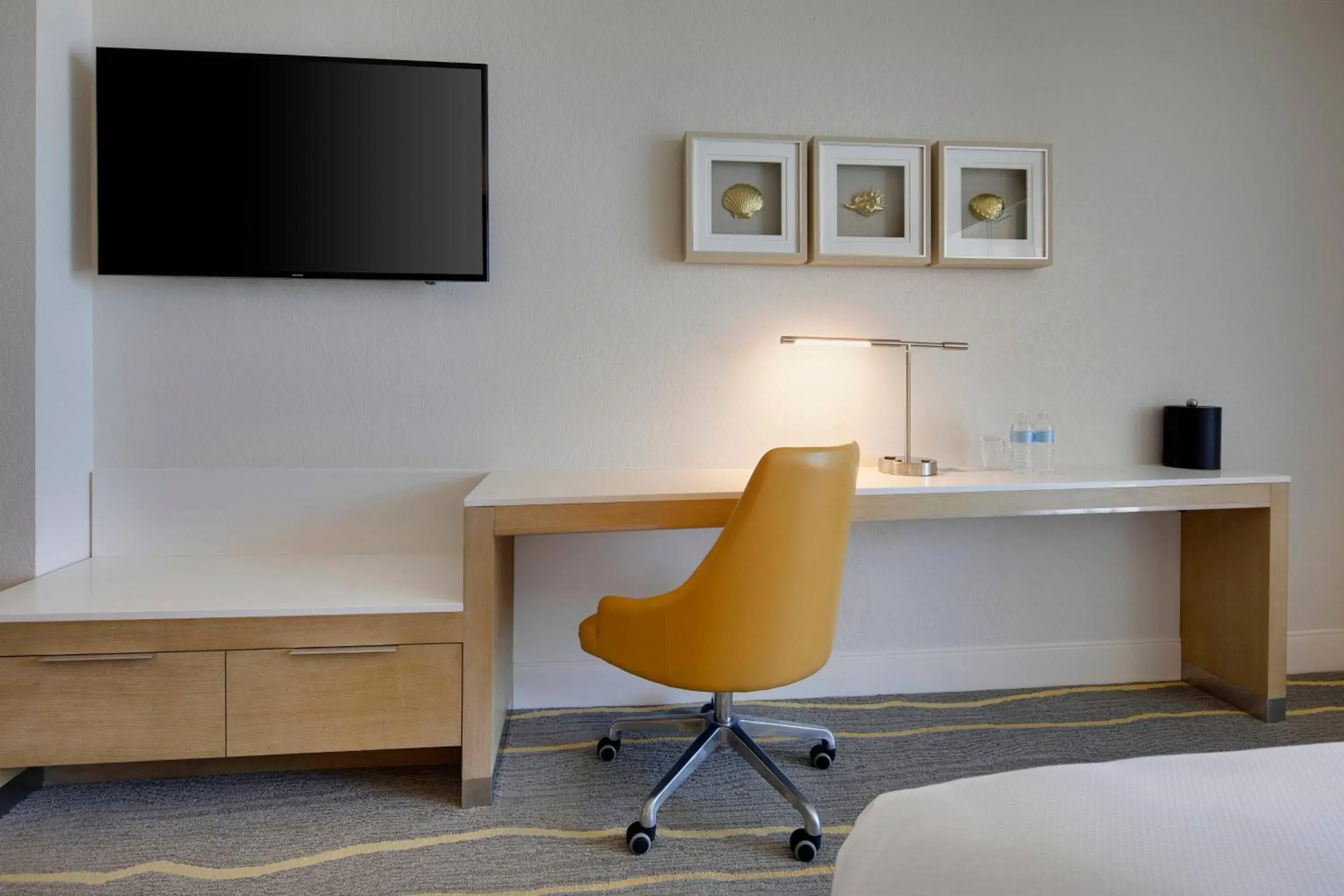 Photo of the whole room, TV/Entertainment Center in Delta Hotels by Marriott Daytona Beach Oceanfront