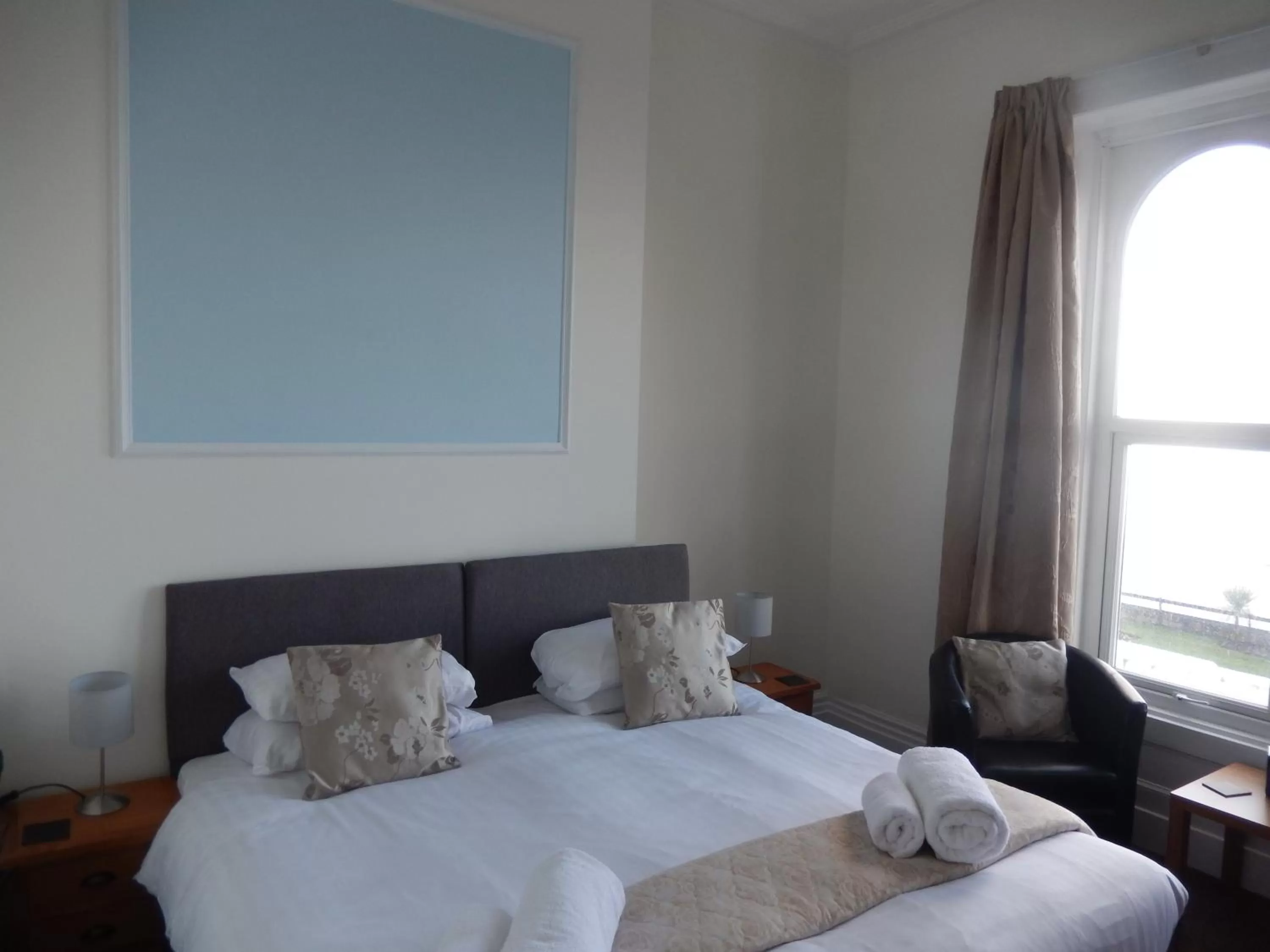 Photo of the whole room, Bed in The Oasis Hotel