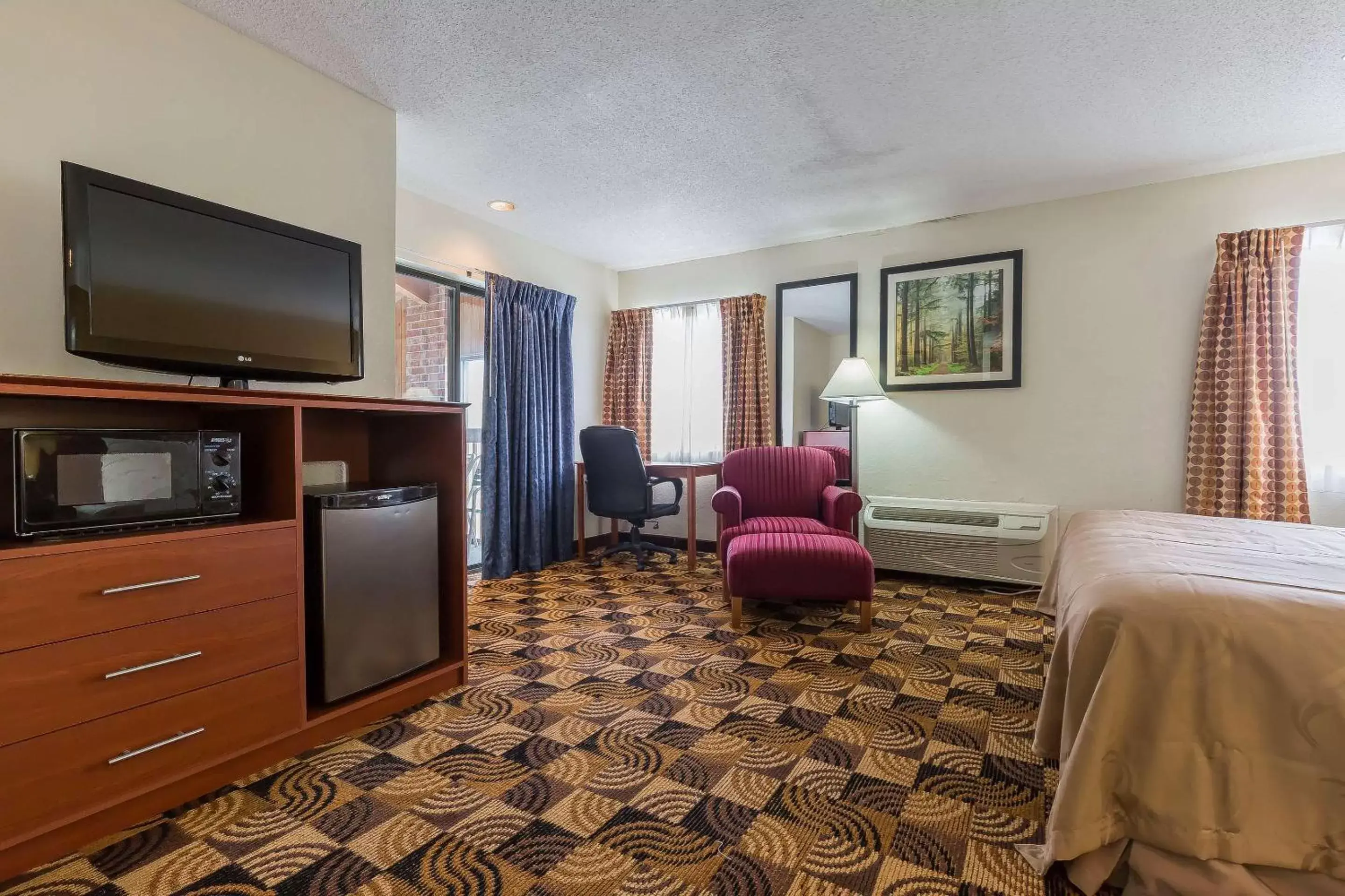 Photo of the whole room, TV/Entertainment Center in Quality Inn Sycamore - DeKalb