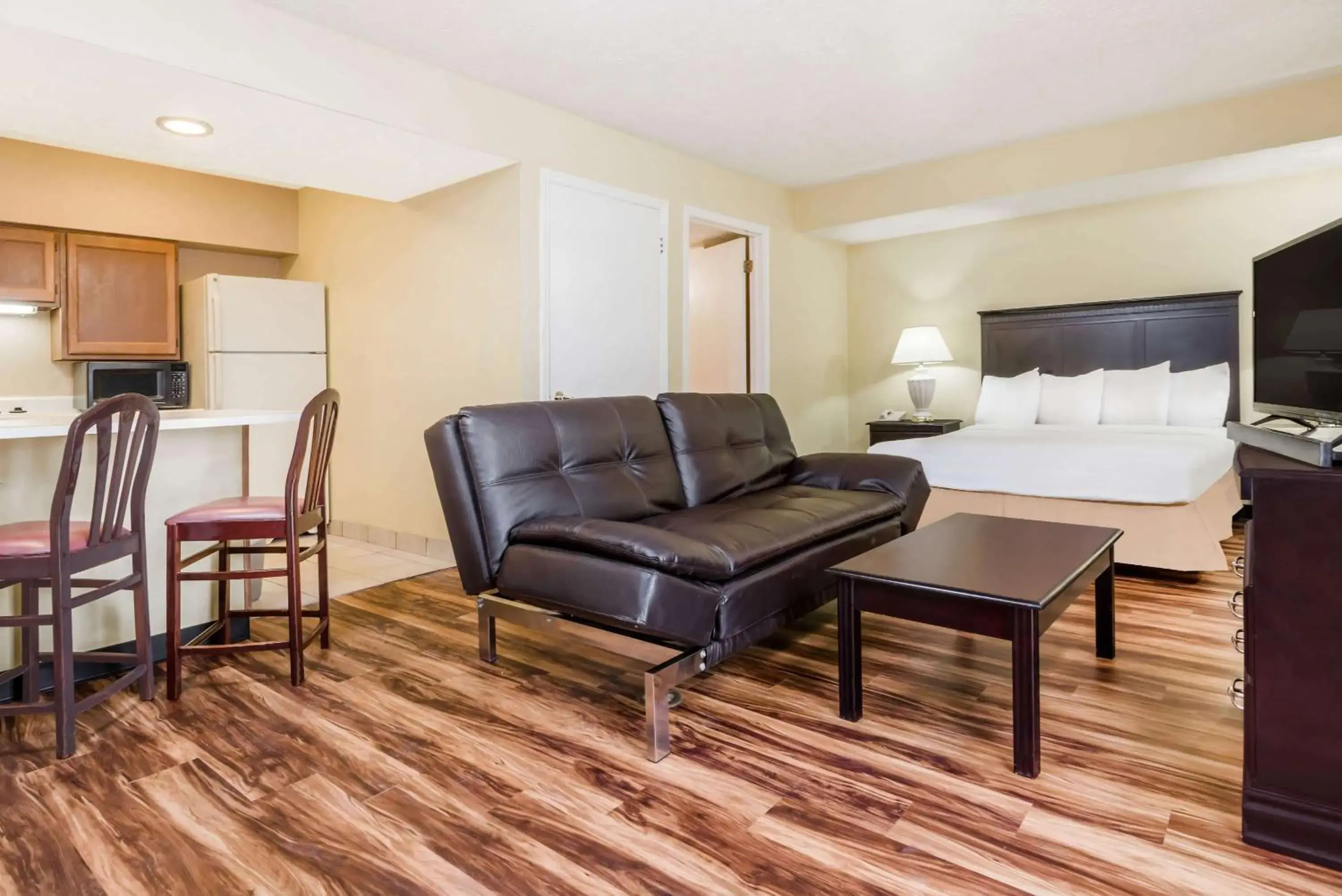 Photo of the whole room, Seating Area in Hawthorn Suites By Wyndham Columbus North