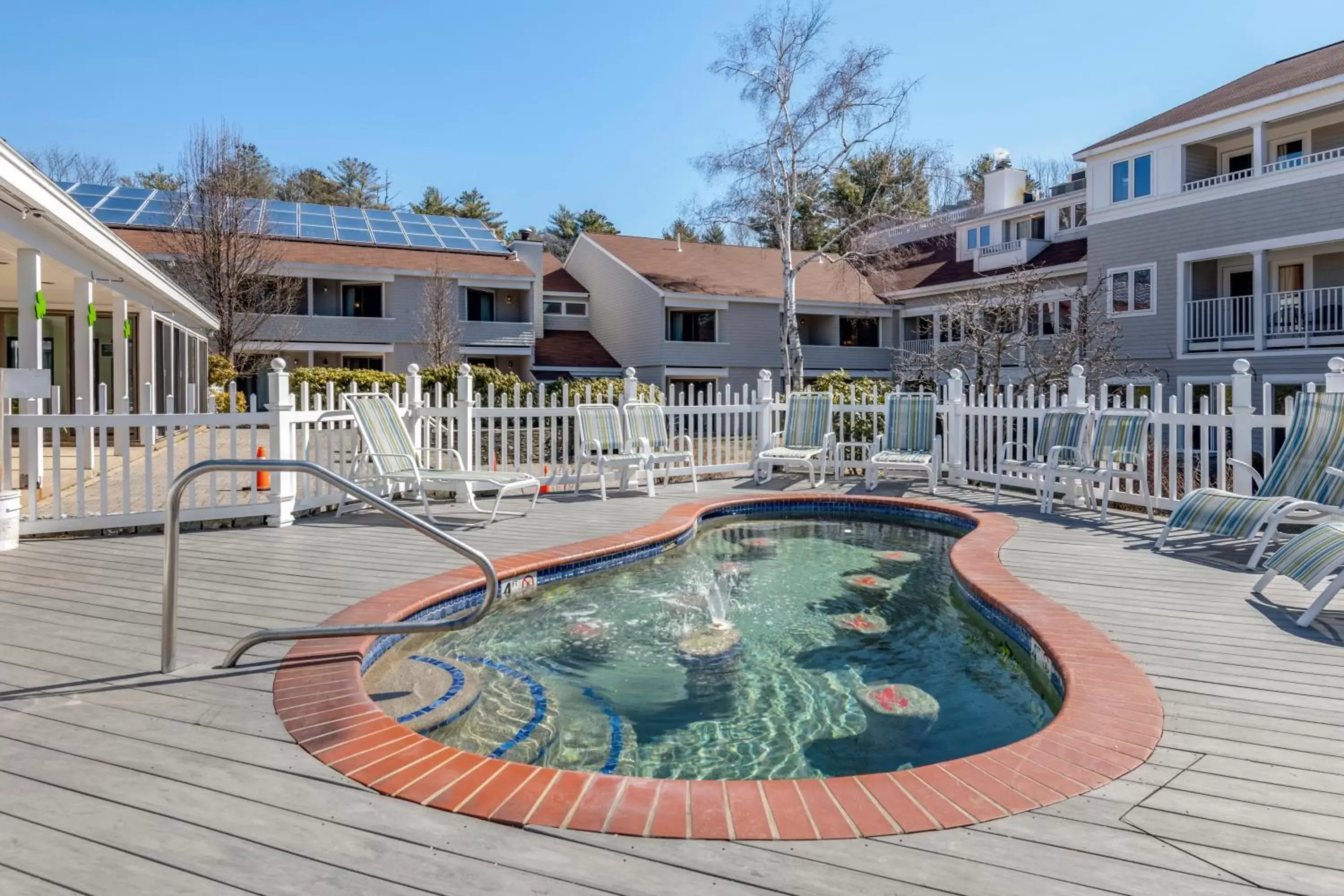 Hot Tub, Swimming Pool in Meadowmere Resort