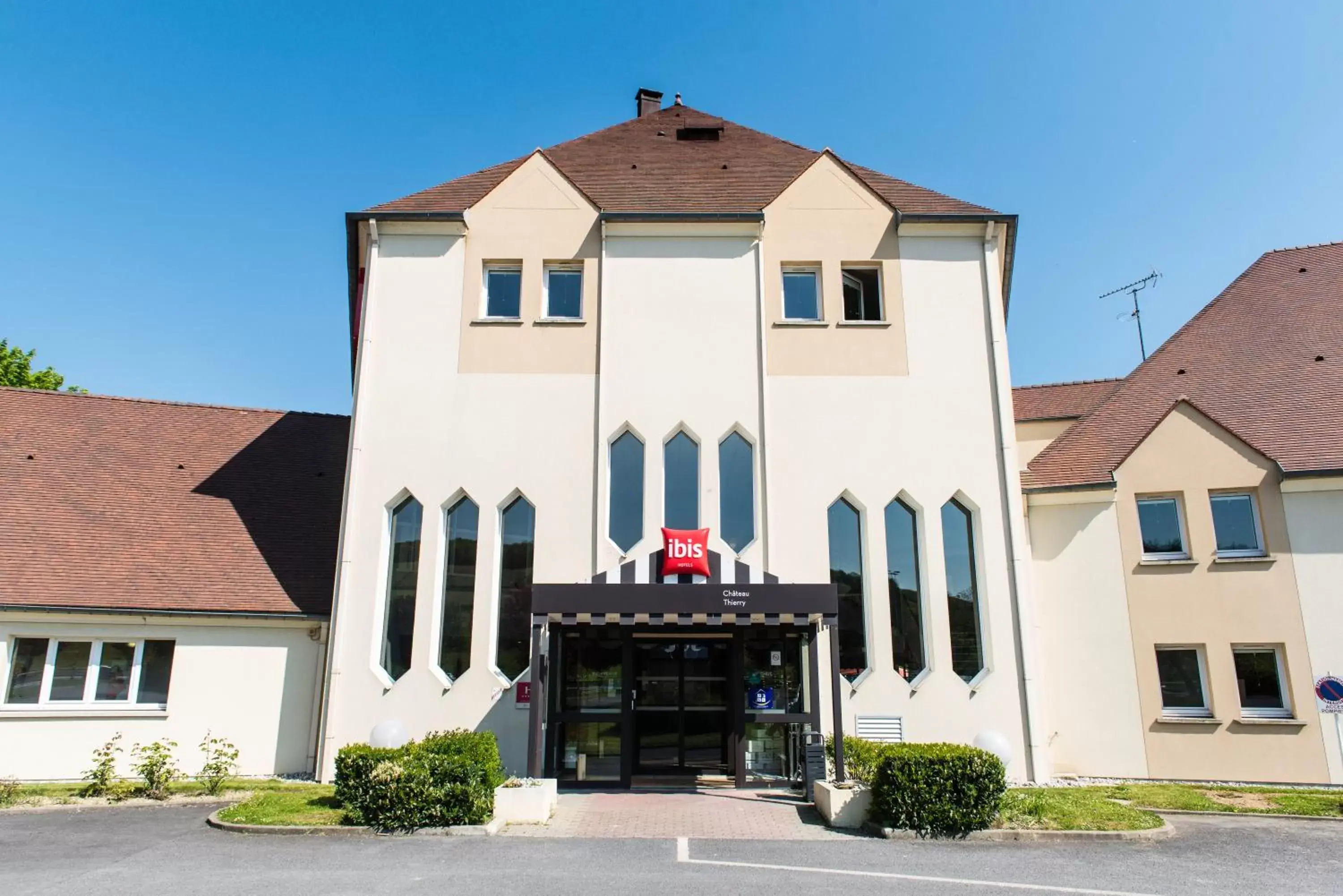 Facade/entrance, Property Building in ibis Château-Thierry