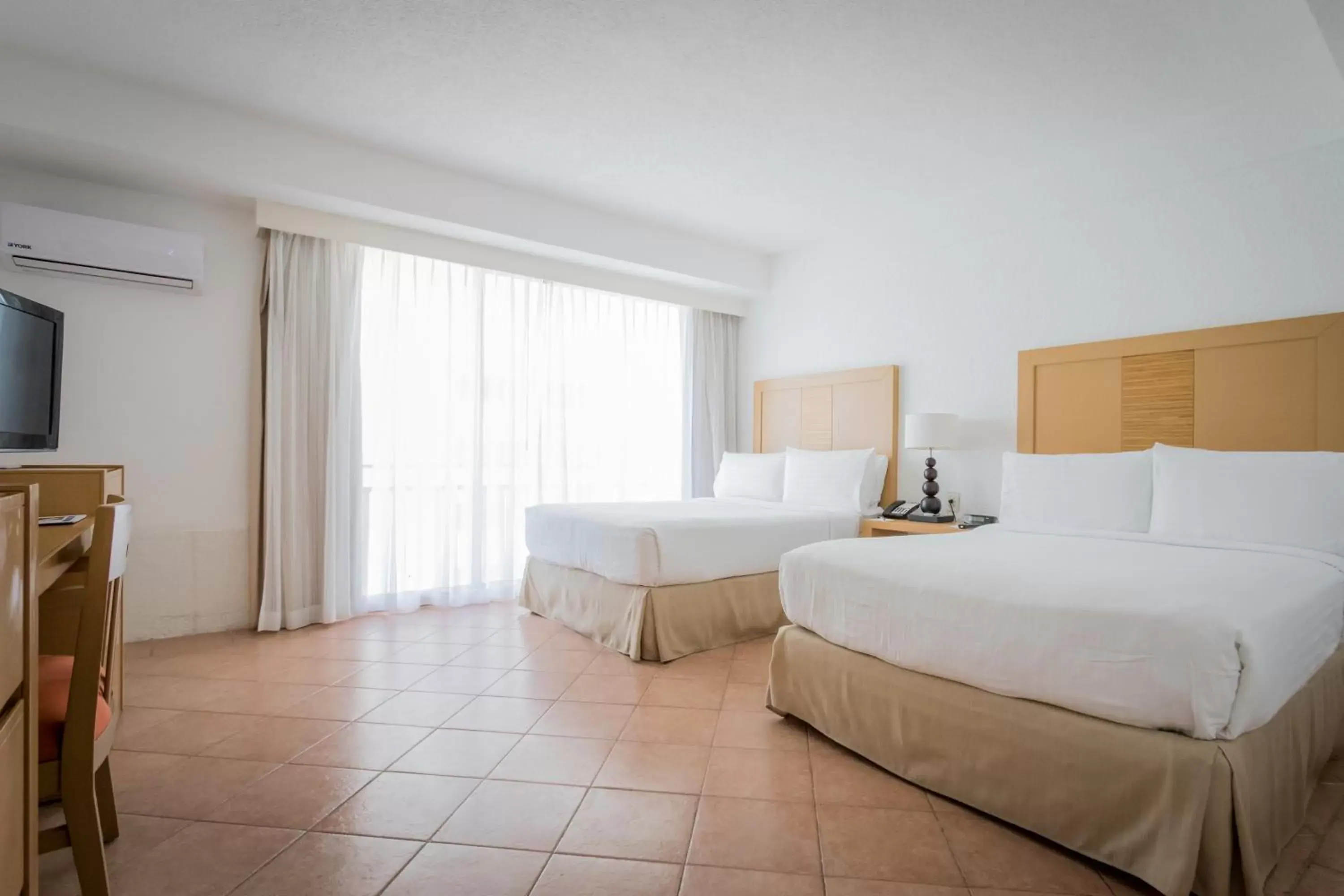 Bed in Holiday Inn Resort Acapulco, an IHG Hotel