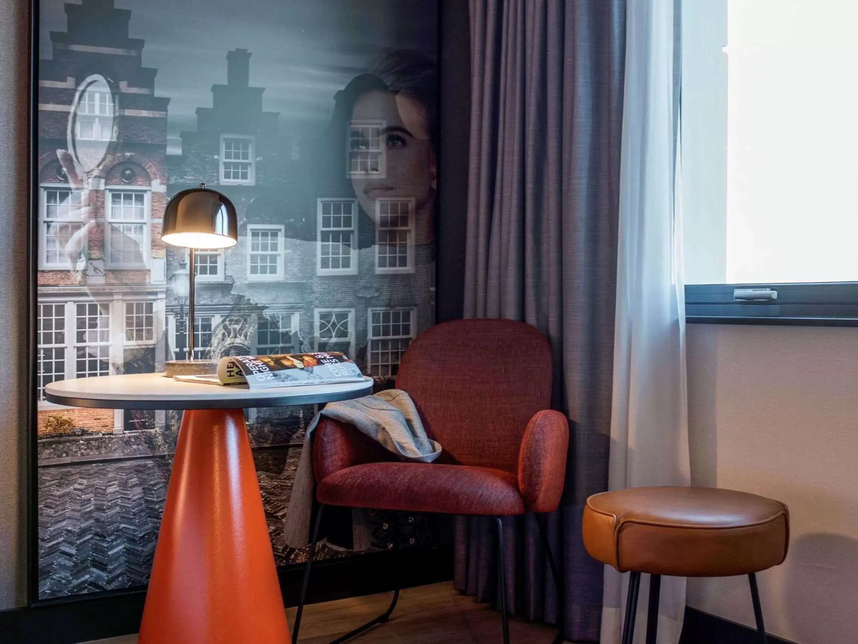 Photo of the whole room, Seating Area in Mercure Amsterdam City Hotel