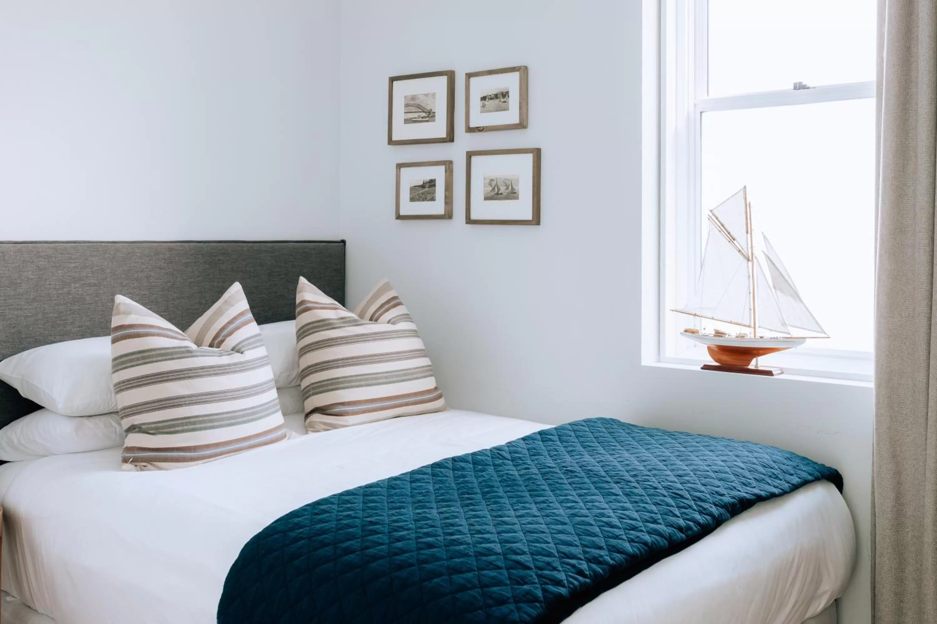 Bedroom, Bed in The Clovelly Hotel