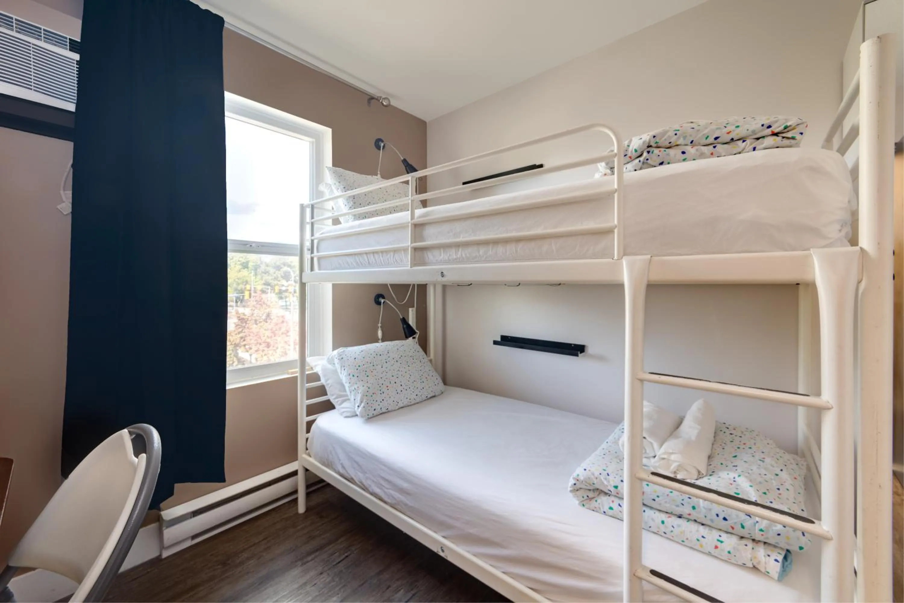 Budget Twin Room in Samesun Kelowna