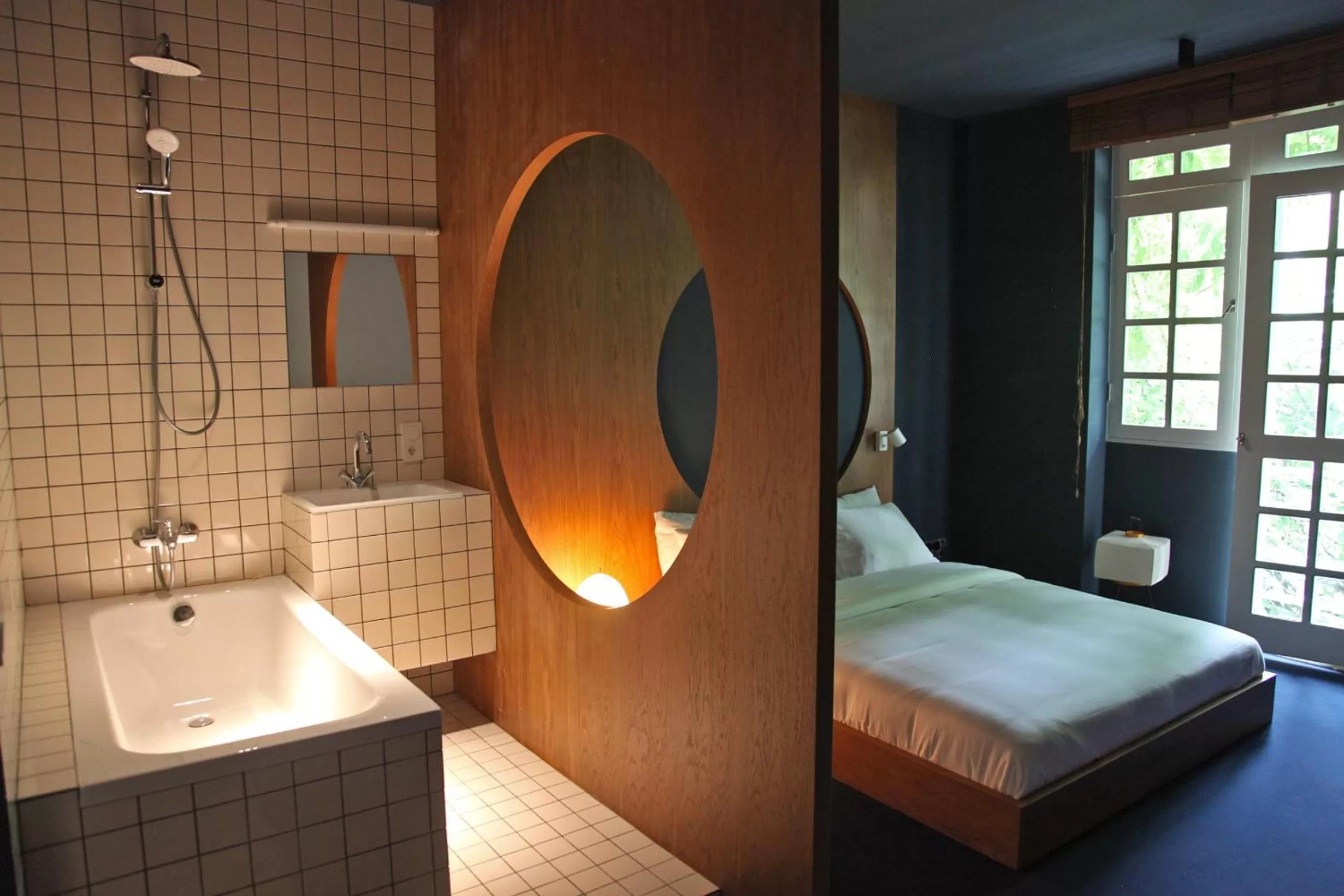 Shower, Bed in Blueberry Nights