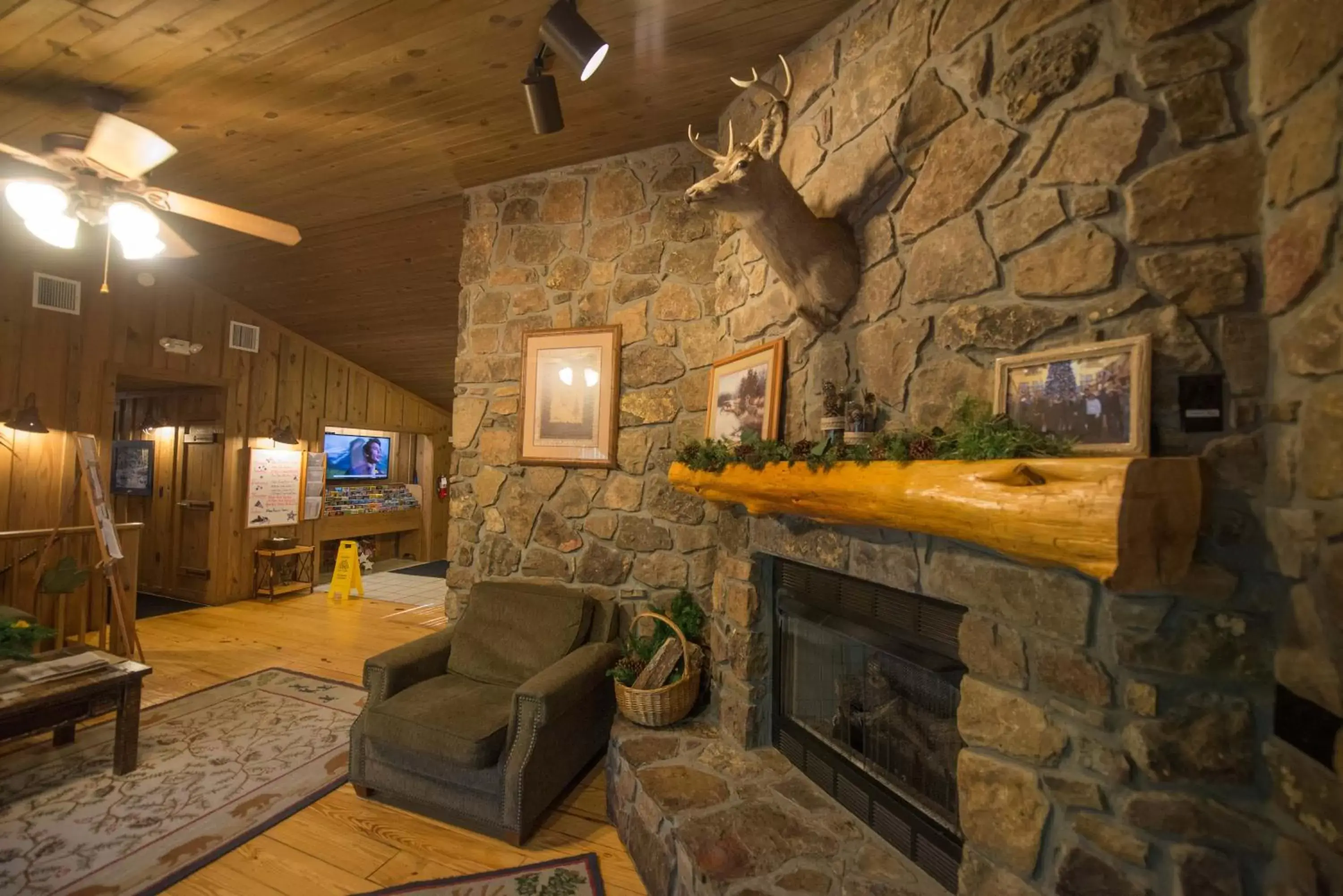 Communal lounge/ TV room, Lounge/Bar in Cabins at Green Mountain, Trademark Collection by Wyndham