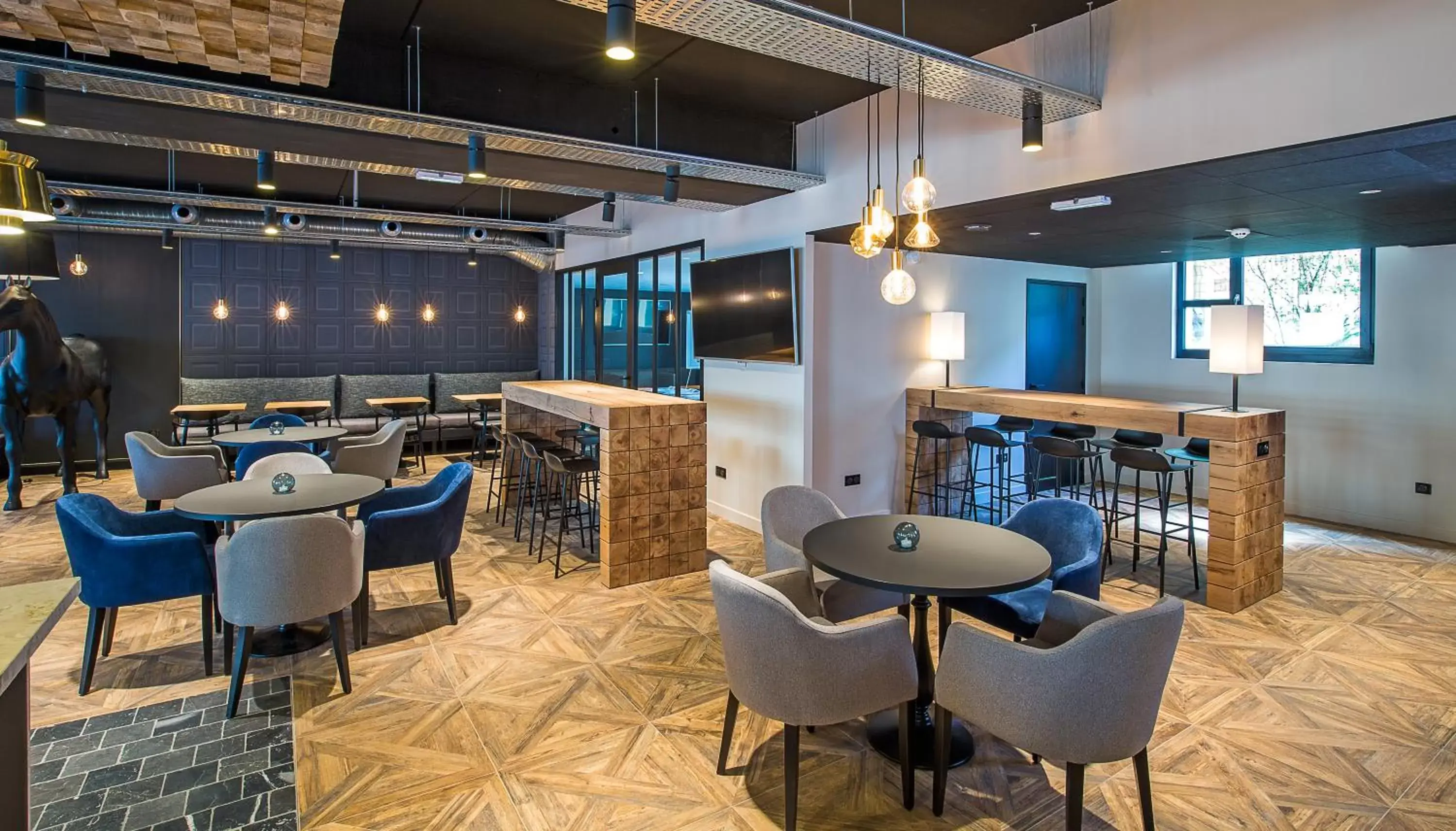 Restaurant/places to eat, Lounge/Bar in ibis Styles Laval Centre Gare