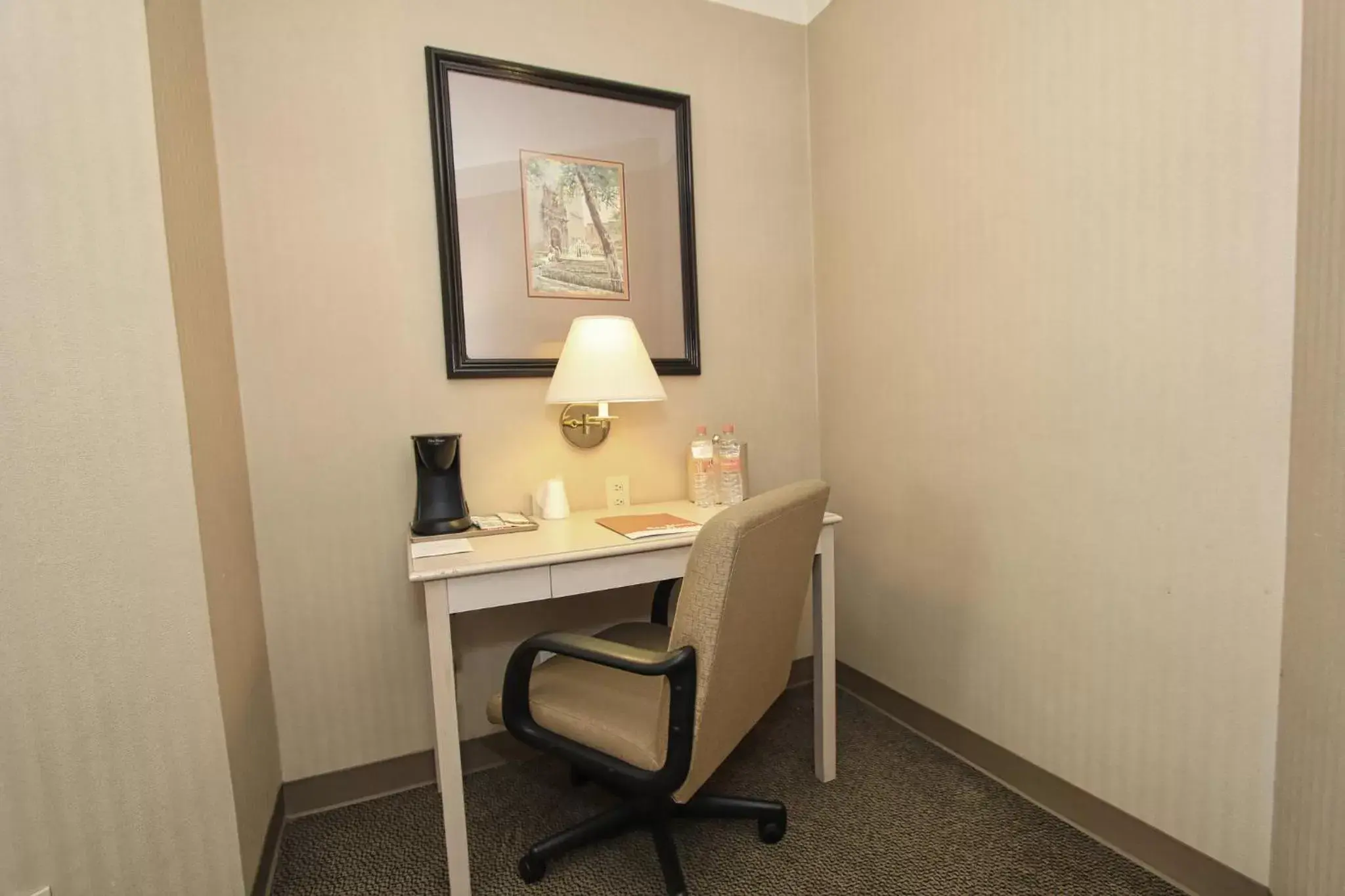 Photo of the whole room, TV/Entertainment Center in Holiday Inn Leon-Convention Center, an IHG Hotel