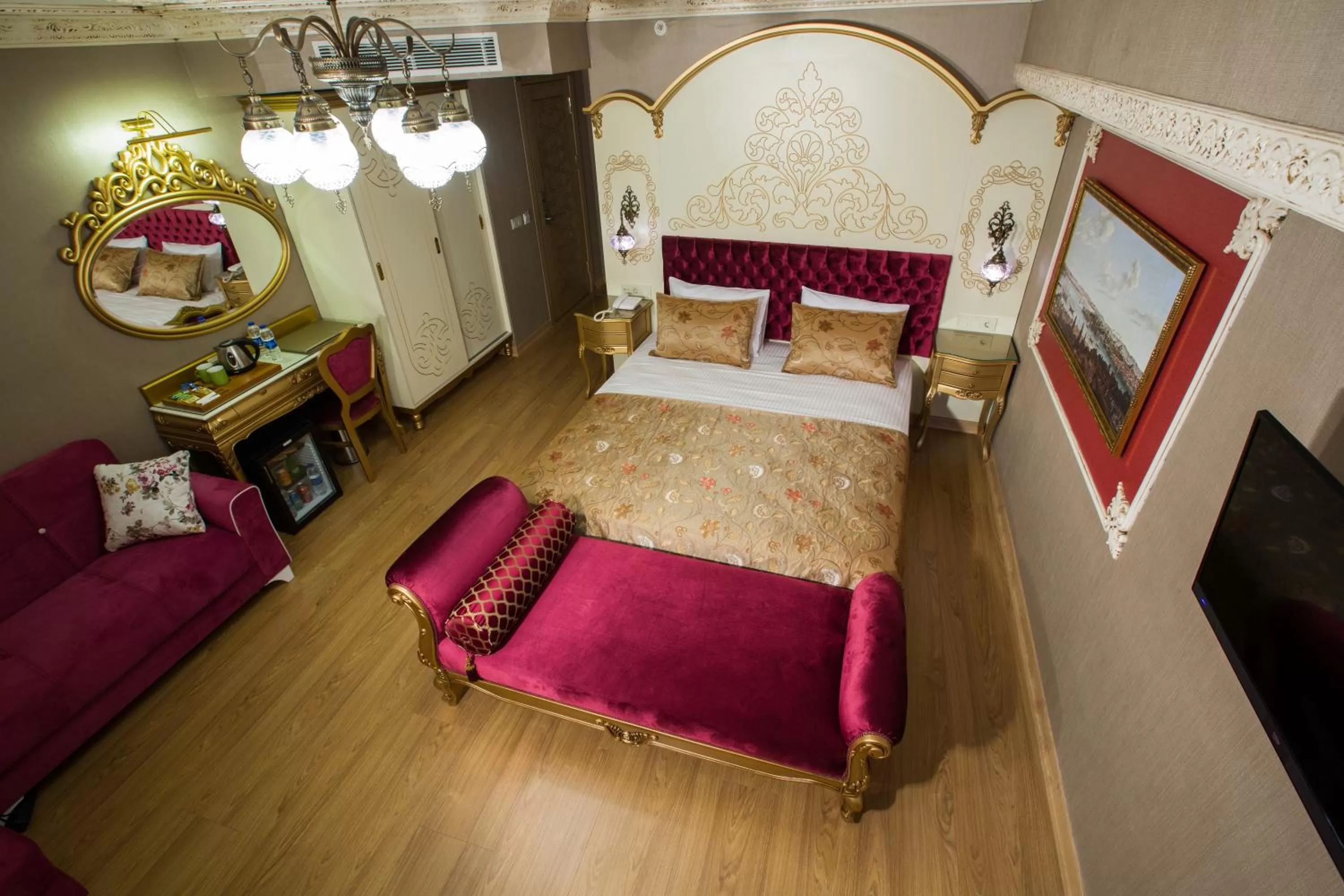 Photo of the whole room, Bed in Empire Suite Hotel