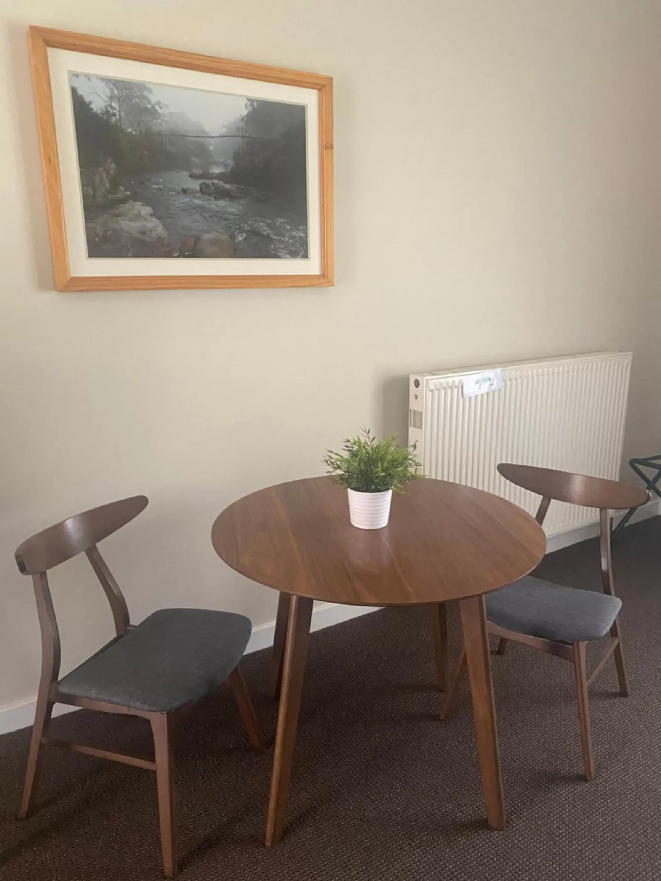 Seating area, Dining Area in Tumbarumba Motel & Elms Restaurant