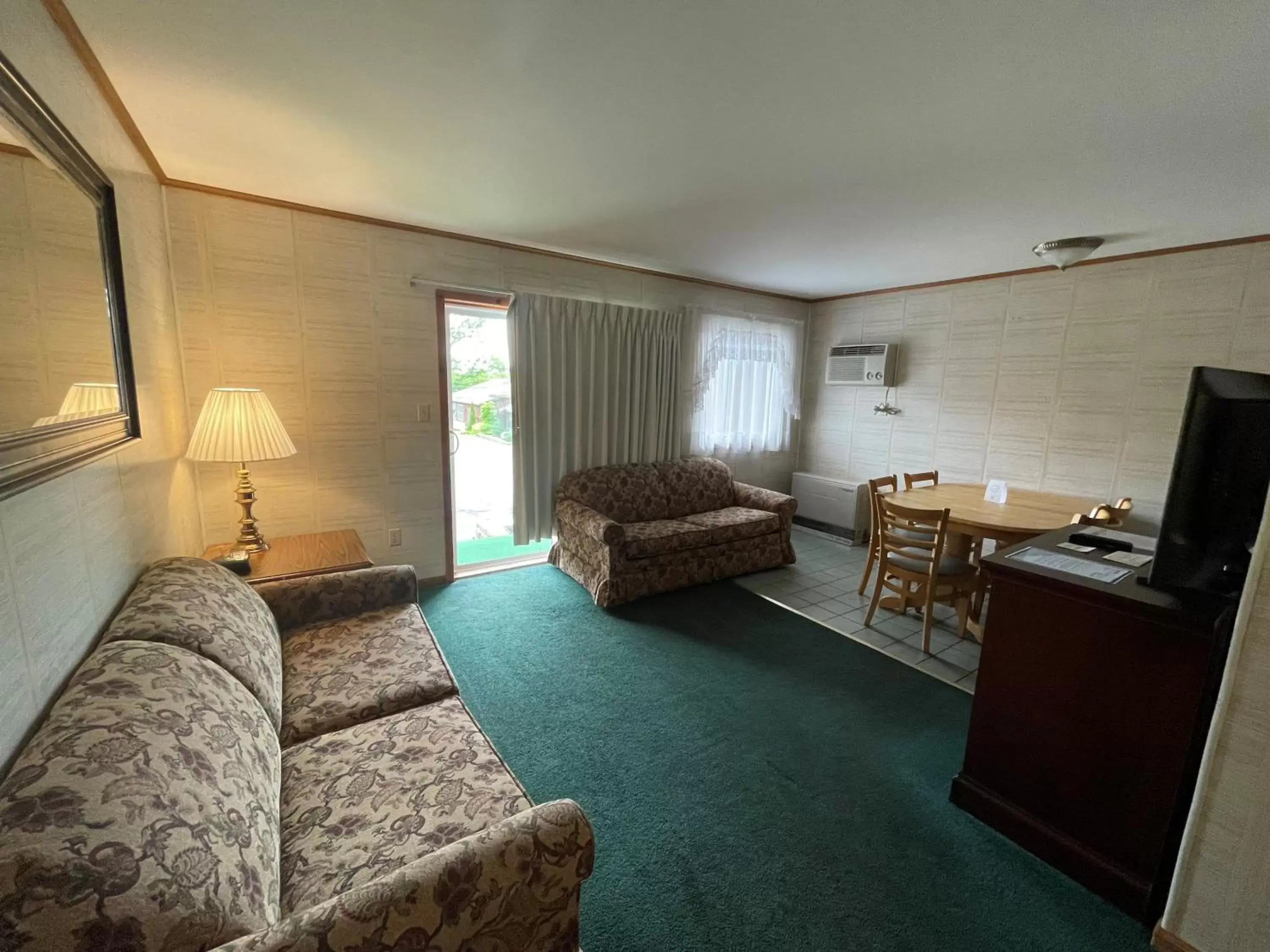 Seating Area in Mohican Resort Motel, Conveniently located to all Adirondack attractions