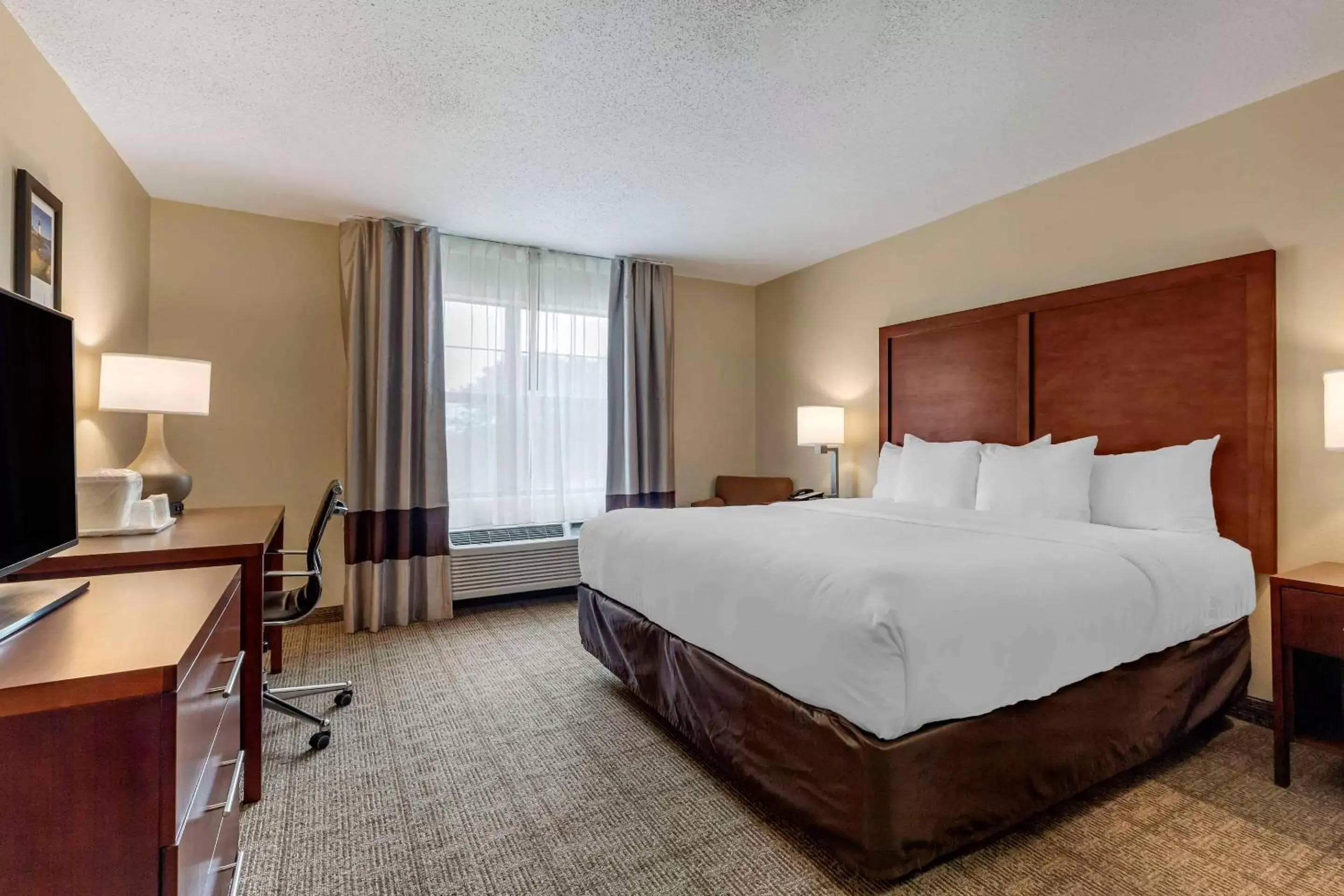 Bedroom, Bed in Comfort Inn Danvers - Boston North Shore Bedroom, Bed in Comfort Inn Danvers - Boston North Shore