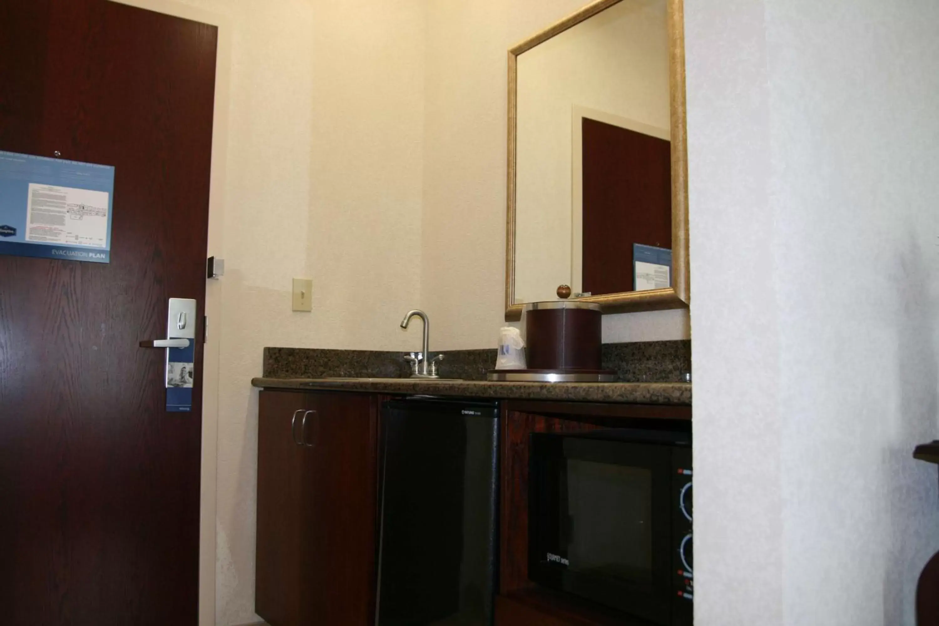 Bed, TV/Entertainment Center in Hampton Inn & Suites Cleveland-Mentor