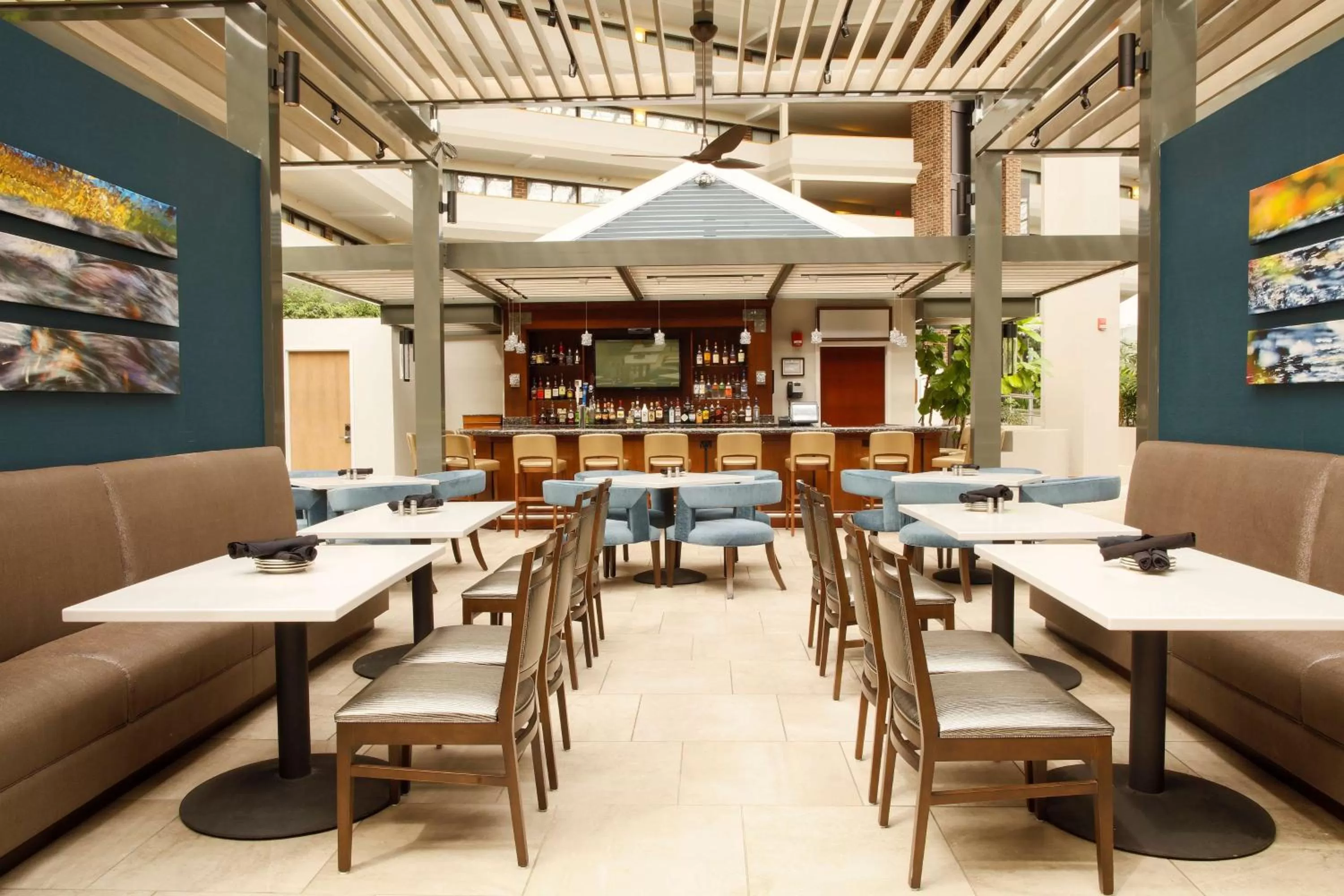 Lounge or bar in DoubleTree by Hilton Rochester